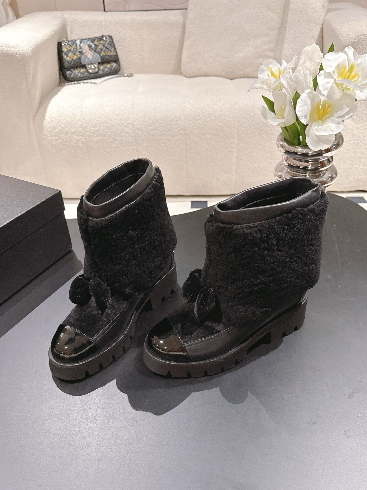 Chan 25fw plush boots with bow