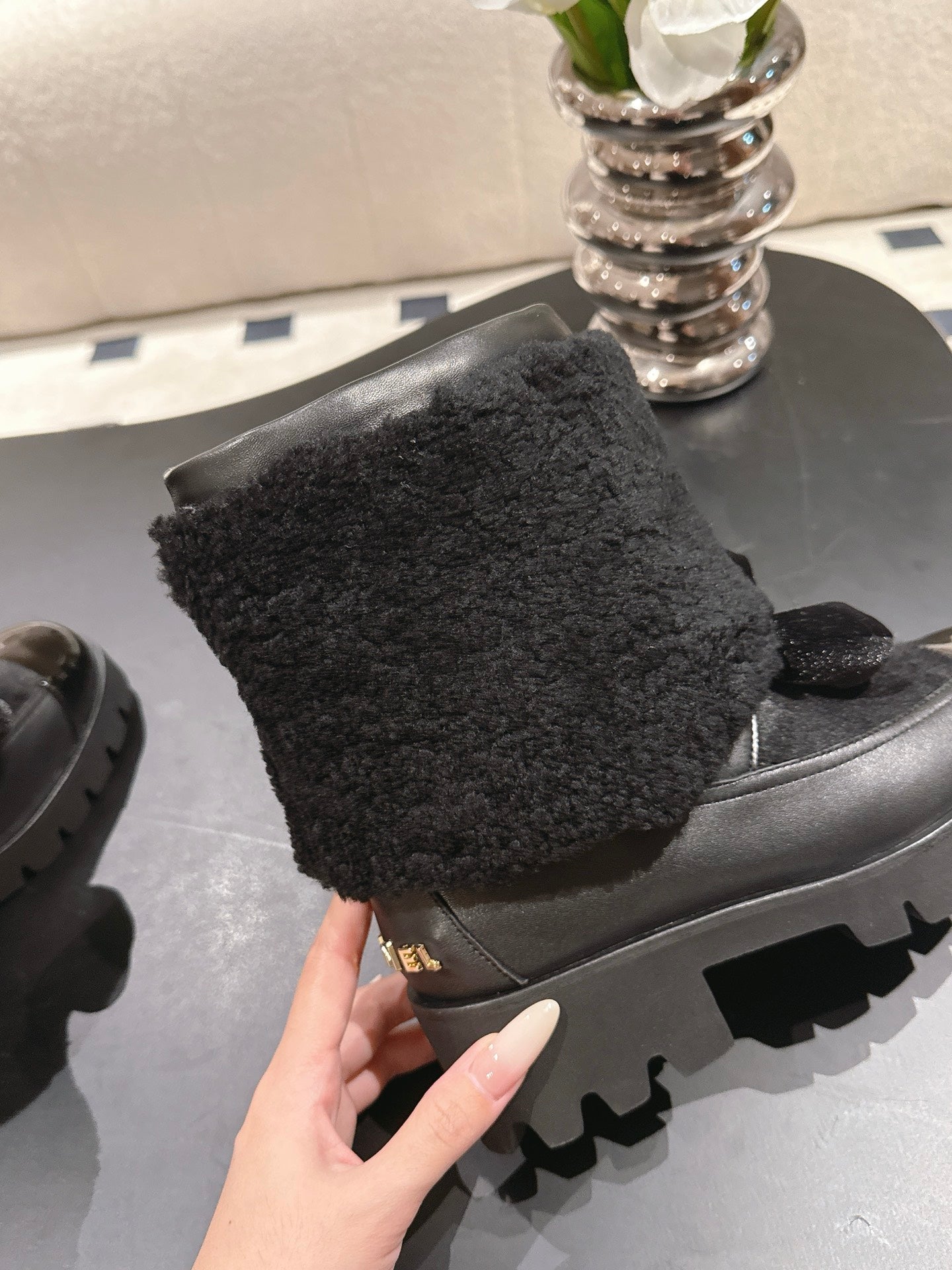 Chan 25fw plush boots with bow