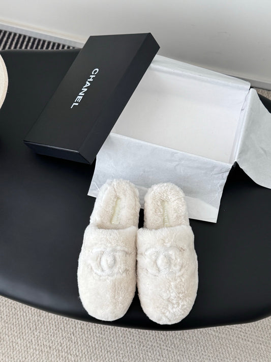 Chan 25fw fluffy slippers