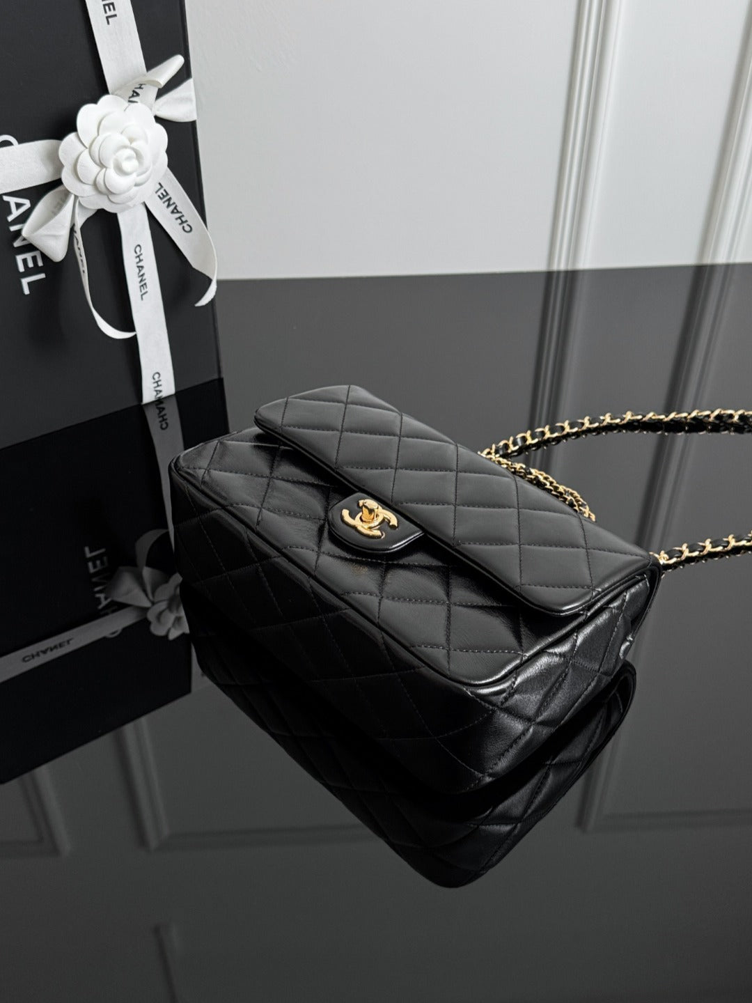 Chan 24B twist handle shoulder bag