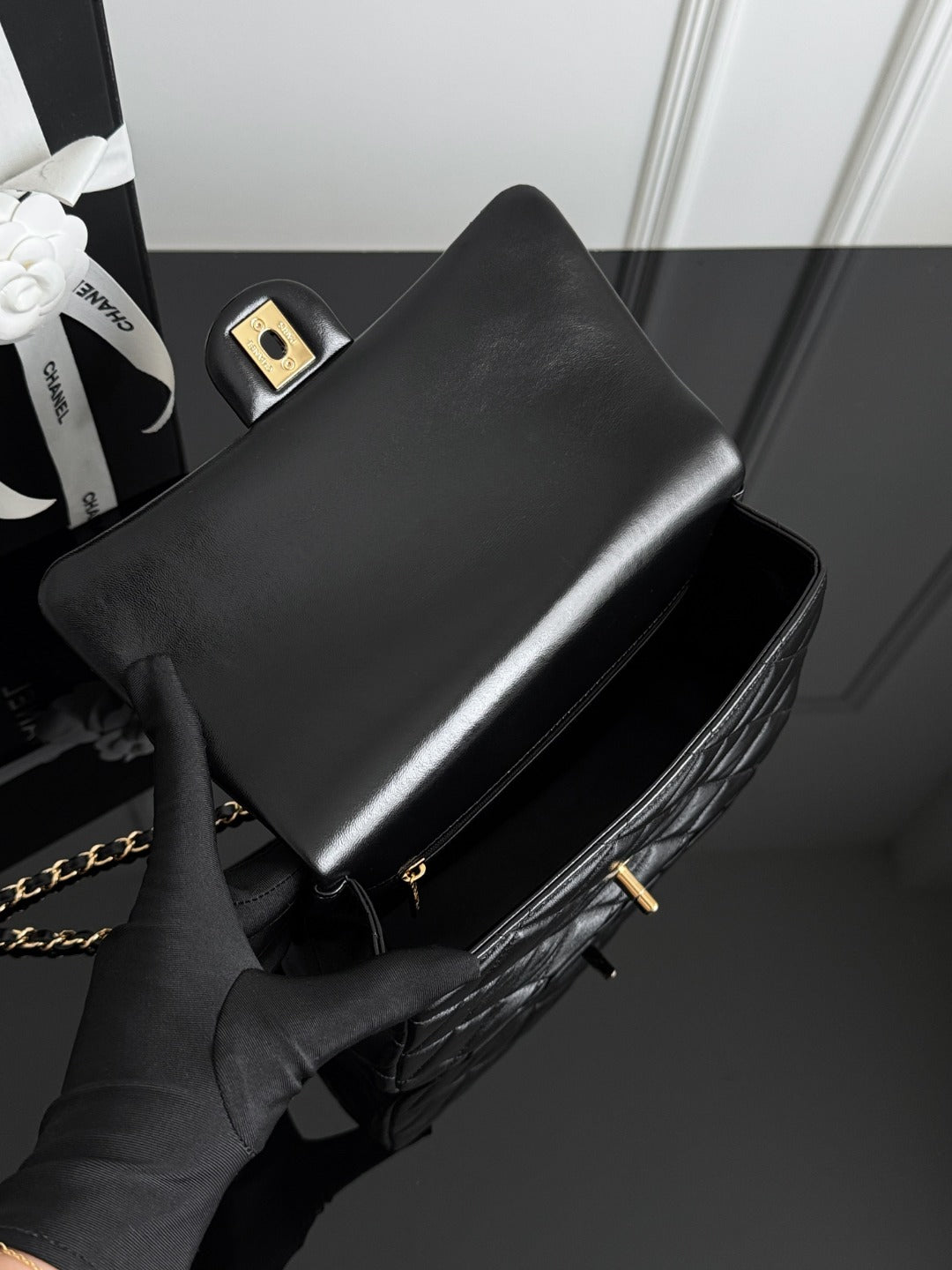 Chan 24B twist handle shoulder bag