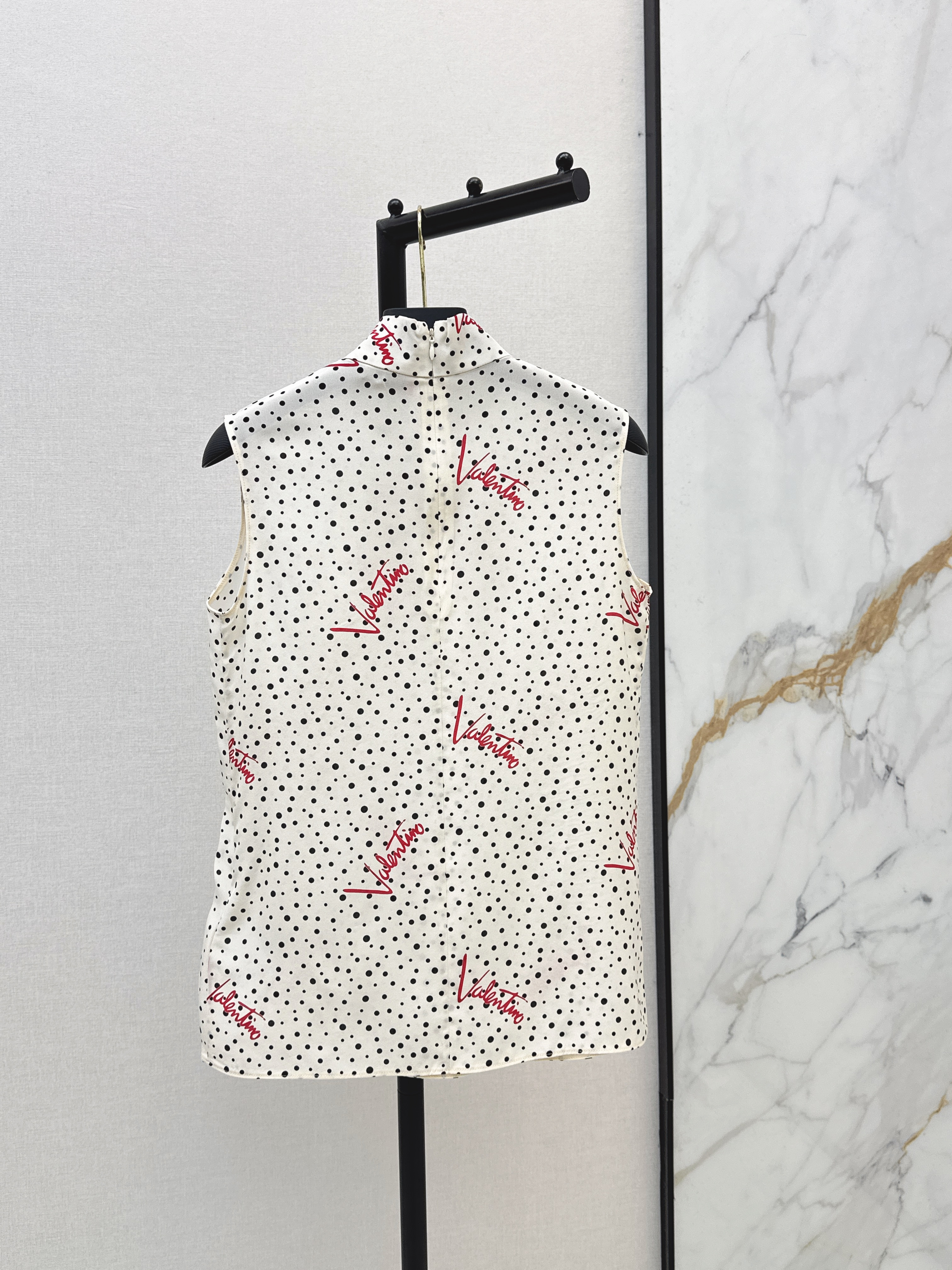 Valen 26ss sleeveless silk shirt