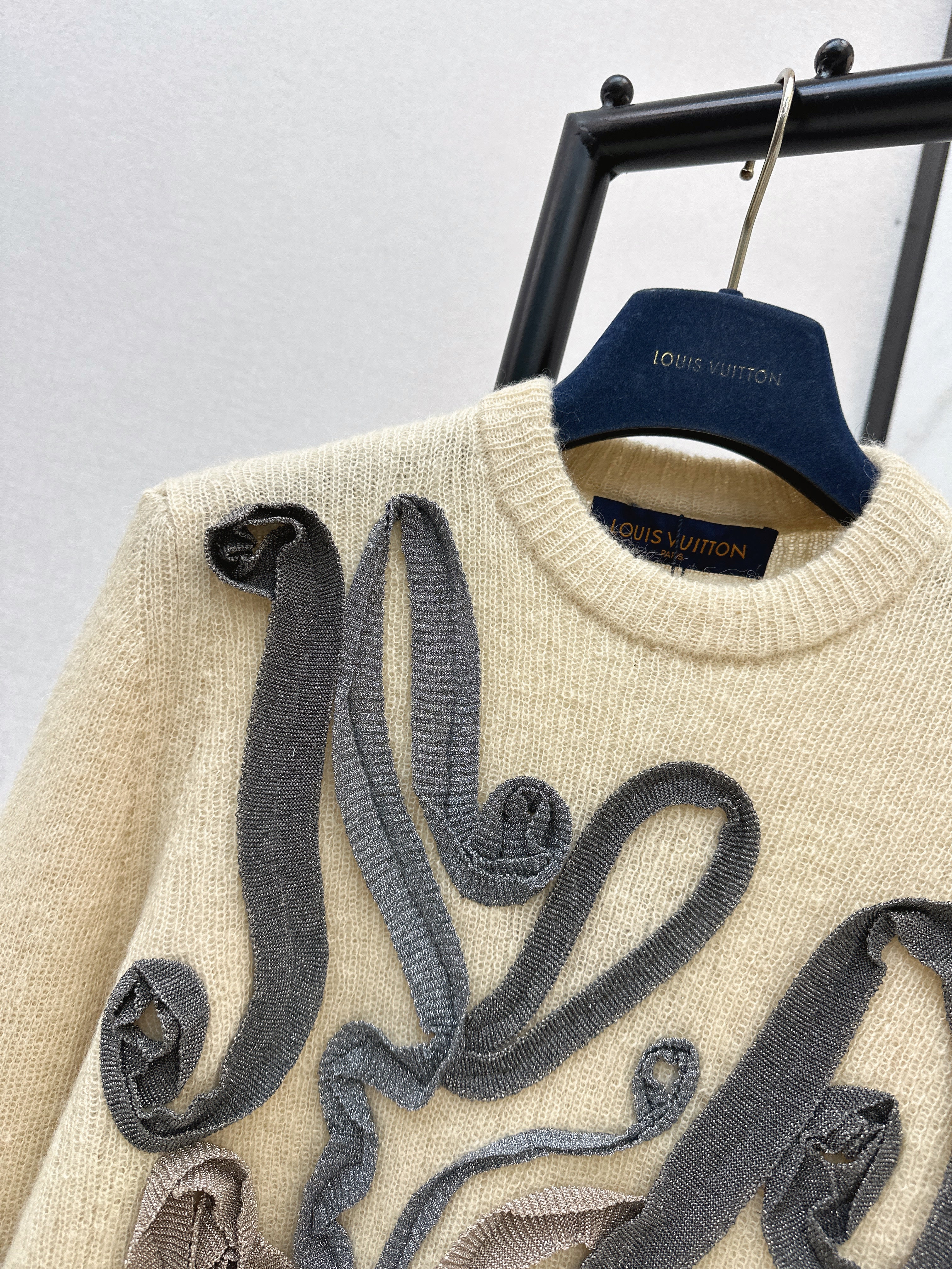 Louis 26ss rosette detail sweater