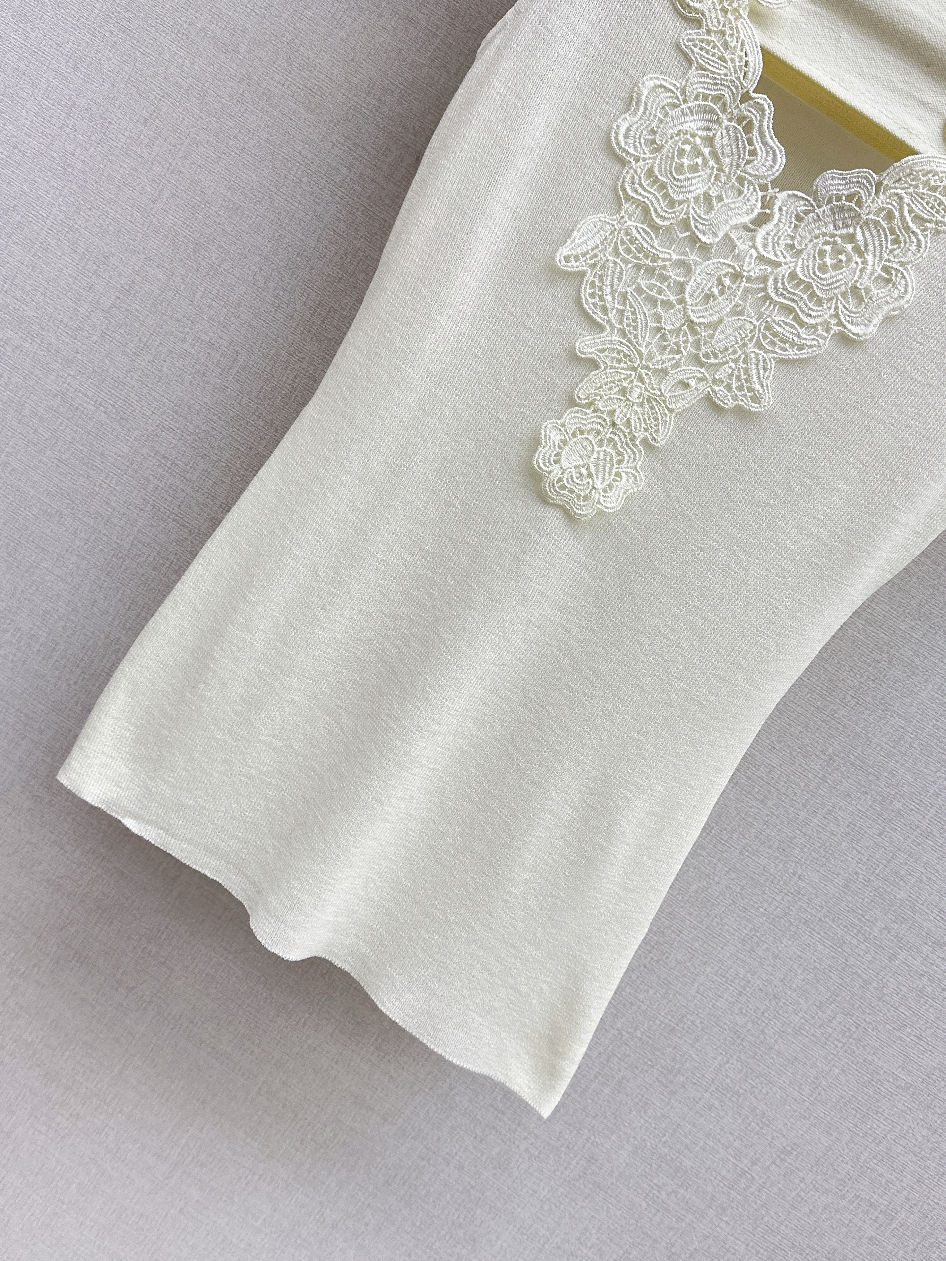 Chol 26ss lace contrac sleeveless vest
