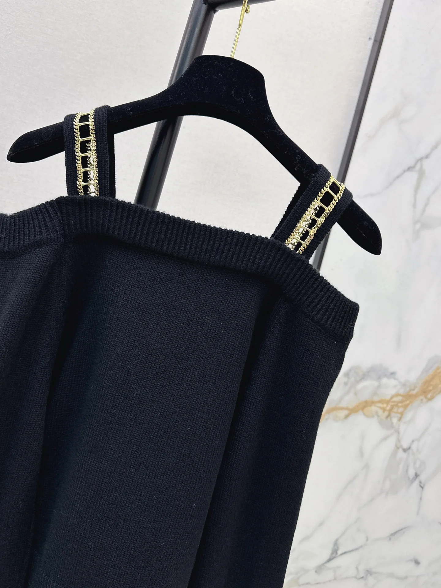 Chan 25fw chain-link off shoulder sweater