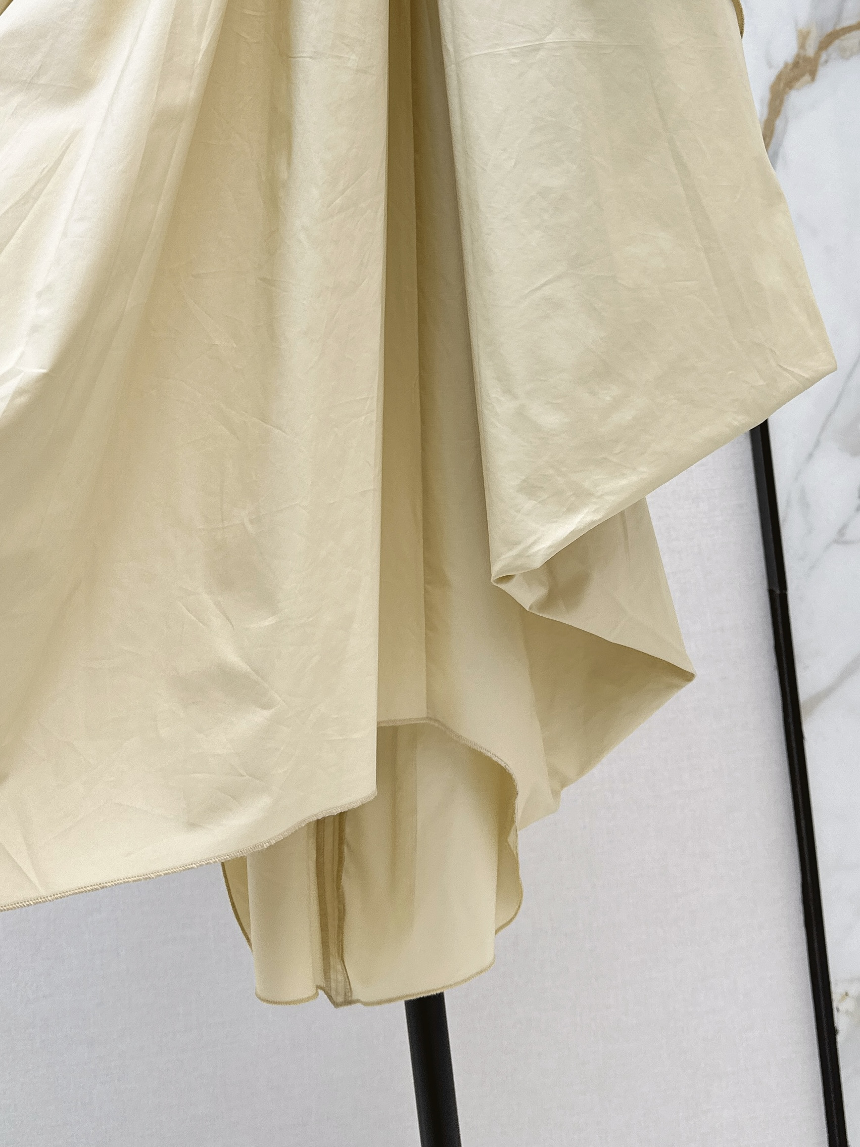 Loe 26ss asymmetric ruffle skirt