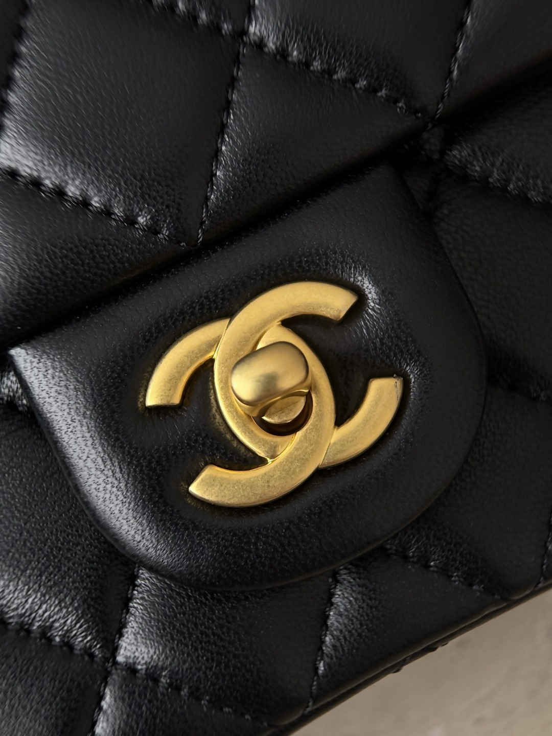 Chan 26ss flap chain bag with gold-tone hardwave