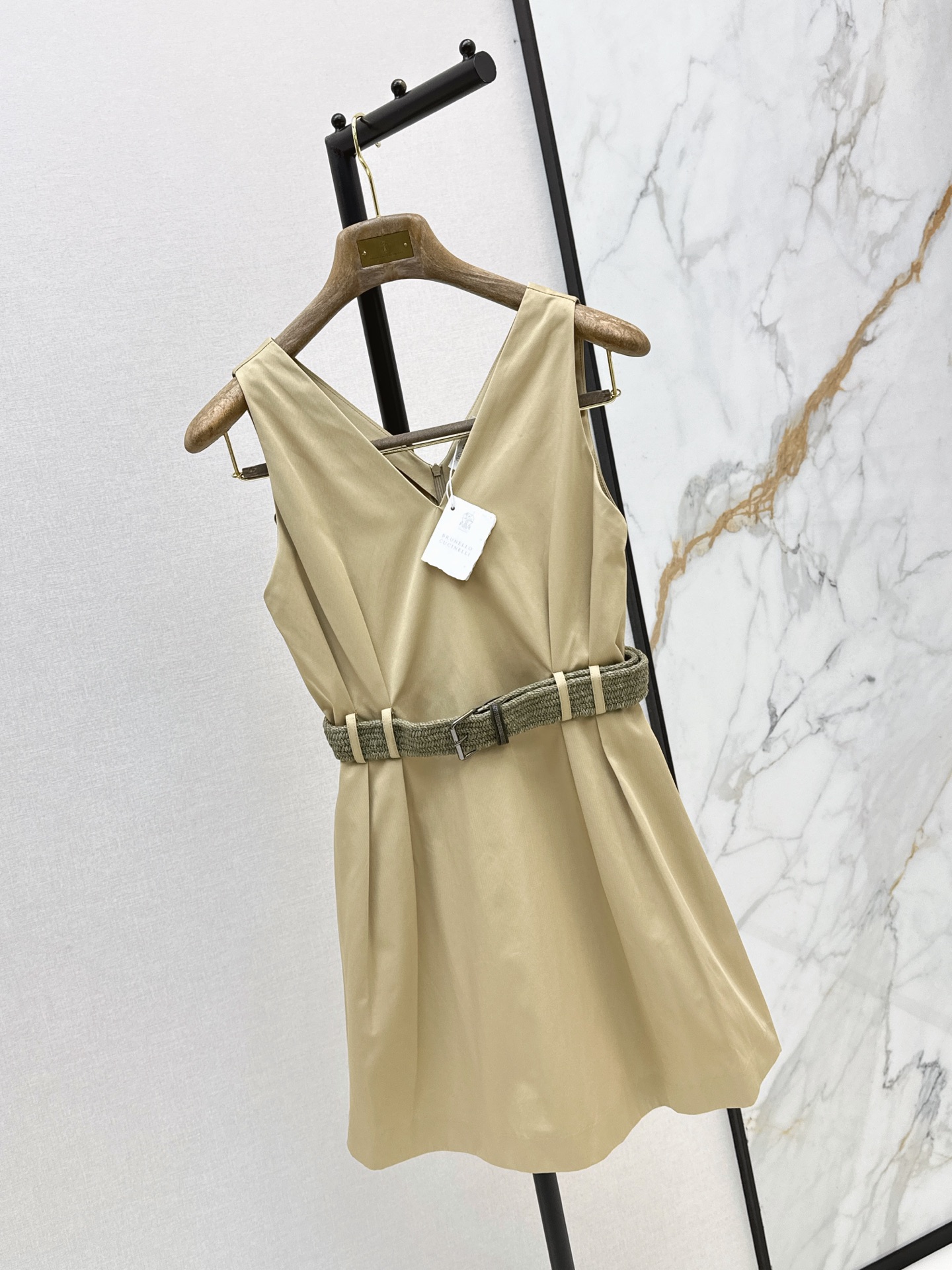 Brun 26ss v-neck sleeveless belted dress