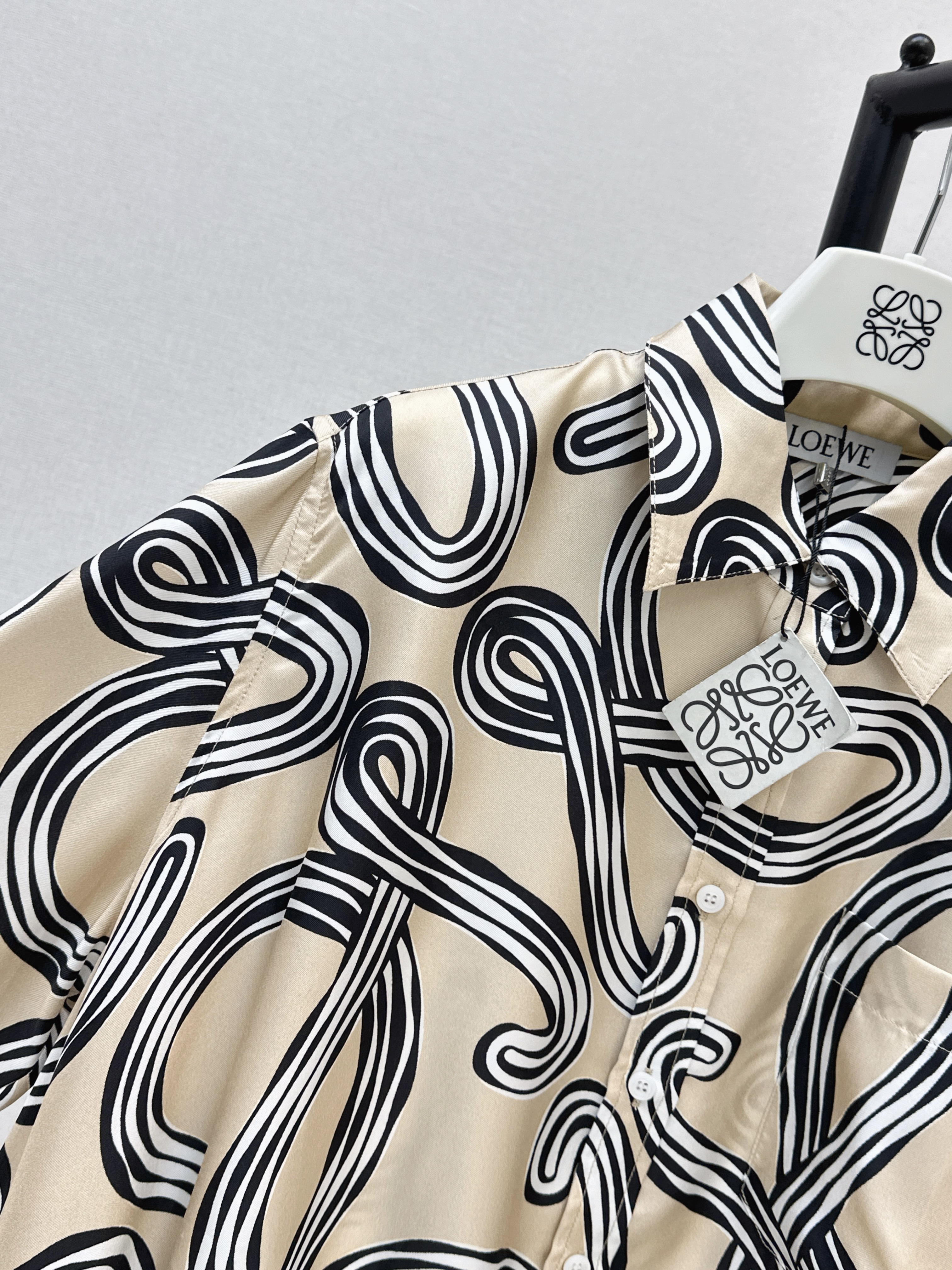 Loe 26ss print silk drawstring shirt