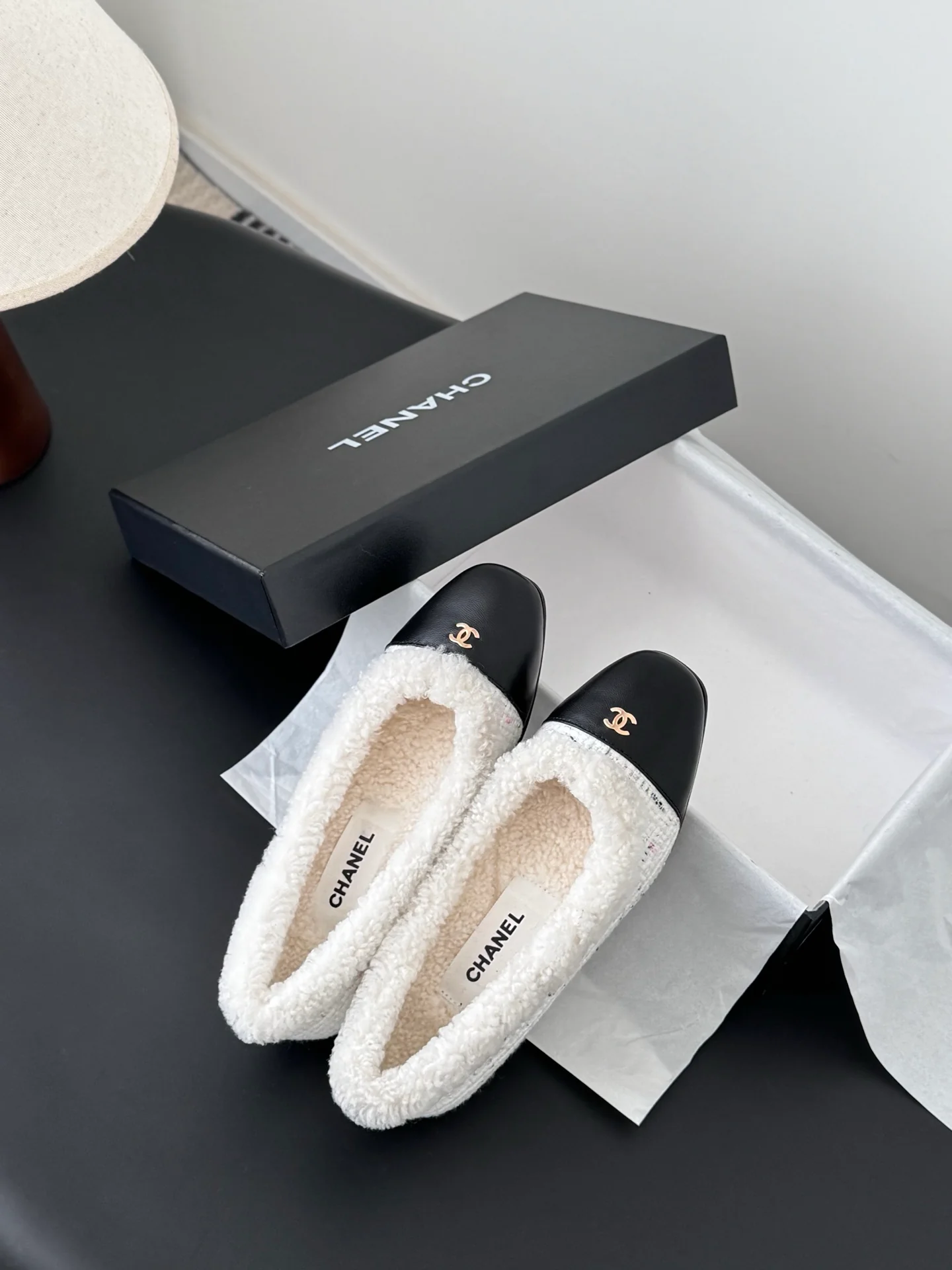 Chan 25fw fleece lined flats