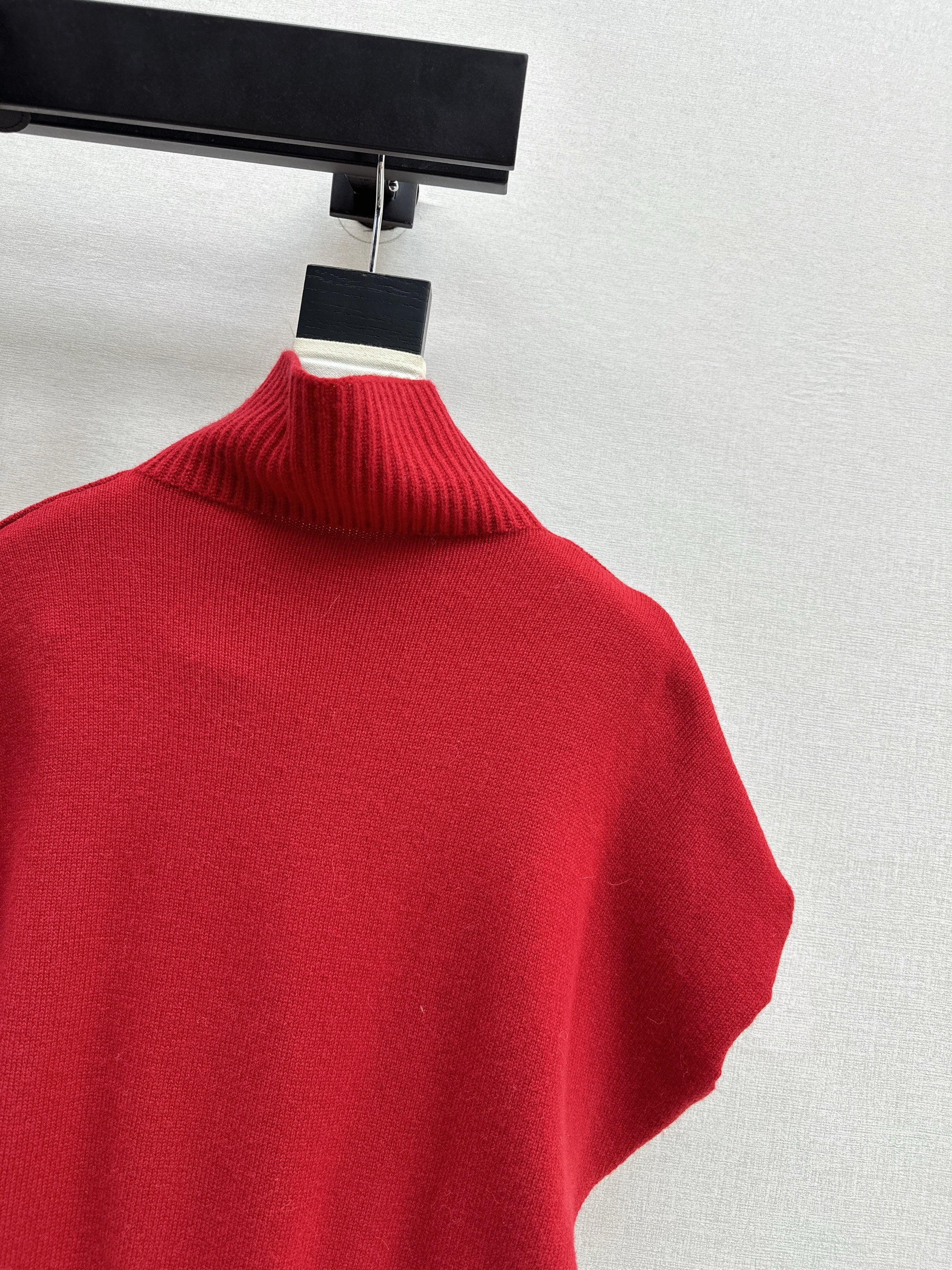 Brun 26ss sleeveless sweater with belted