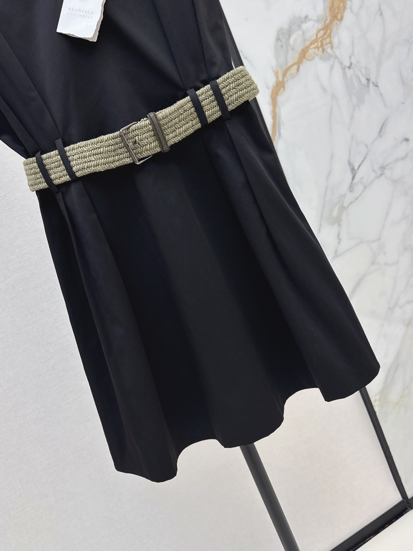 Brun 26ss v-neck sleeveless belted dress