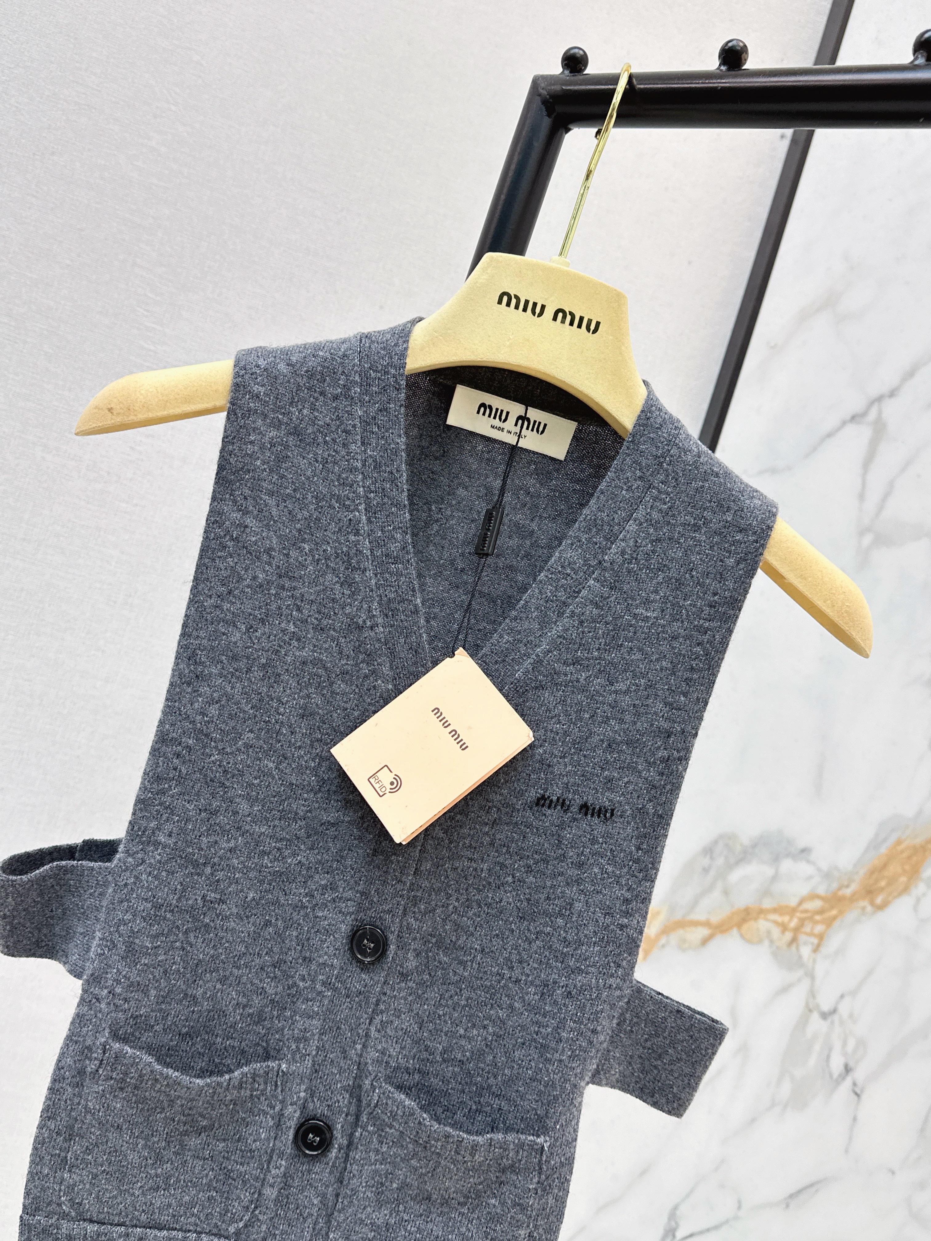 Miu 26ss cashmere vest