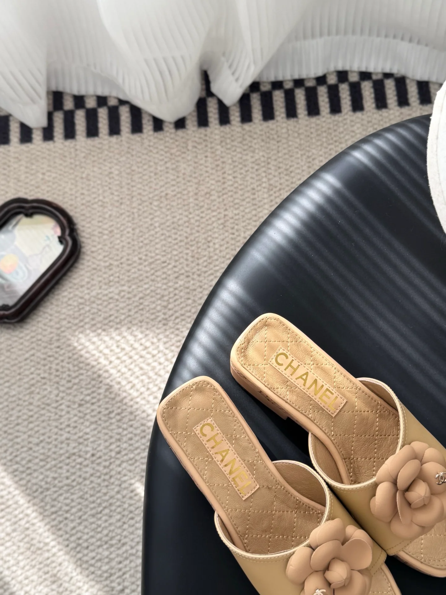 Chan 26ss camellia sides sandals