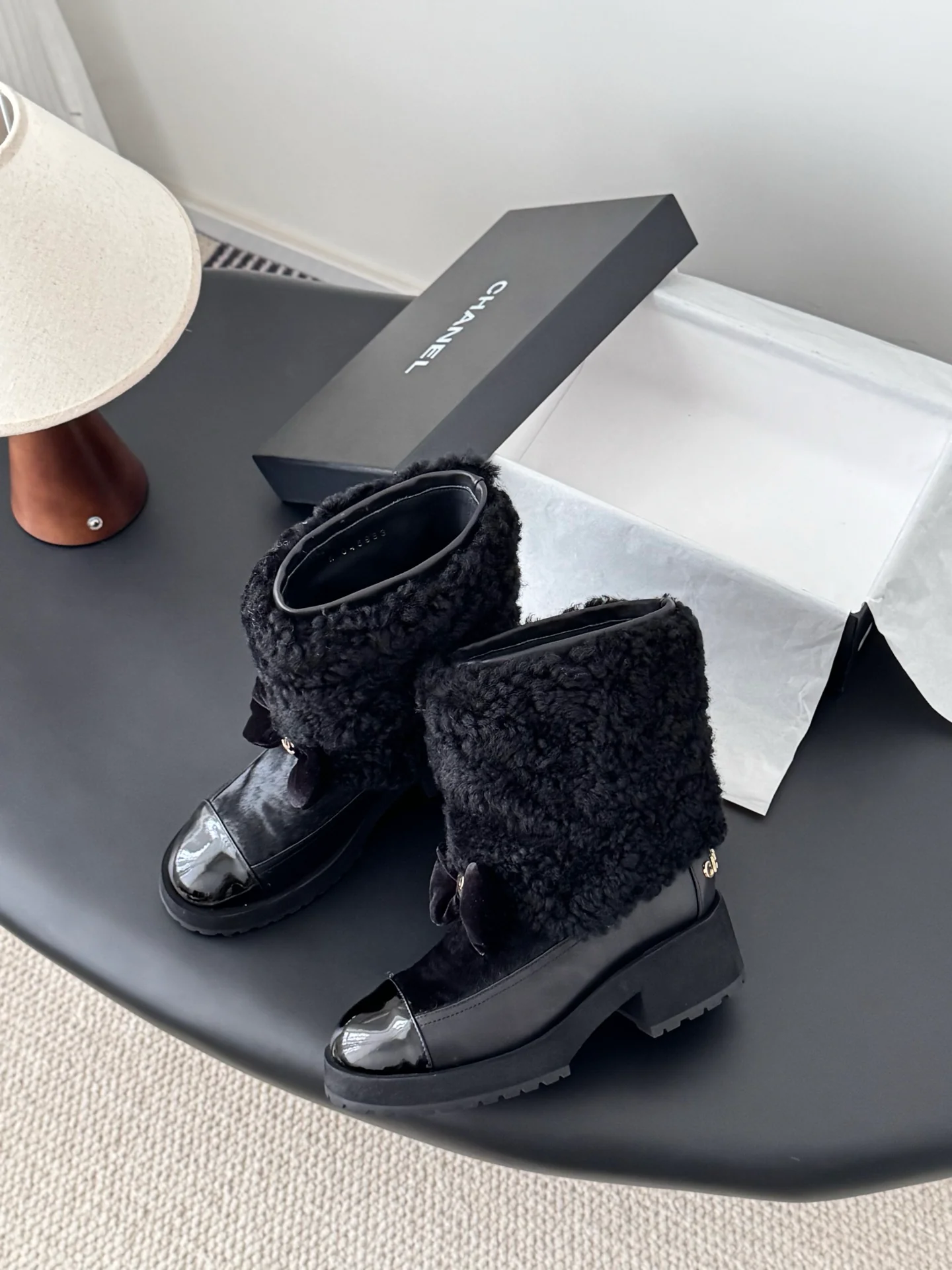 Chan 25fw plush boots with bow