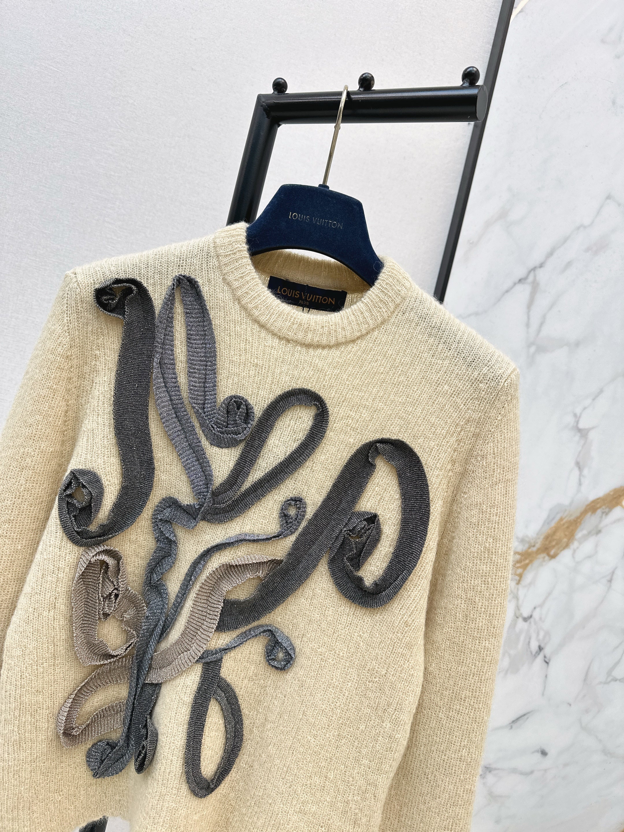 Louis 26ss rosette detail sweater