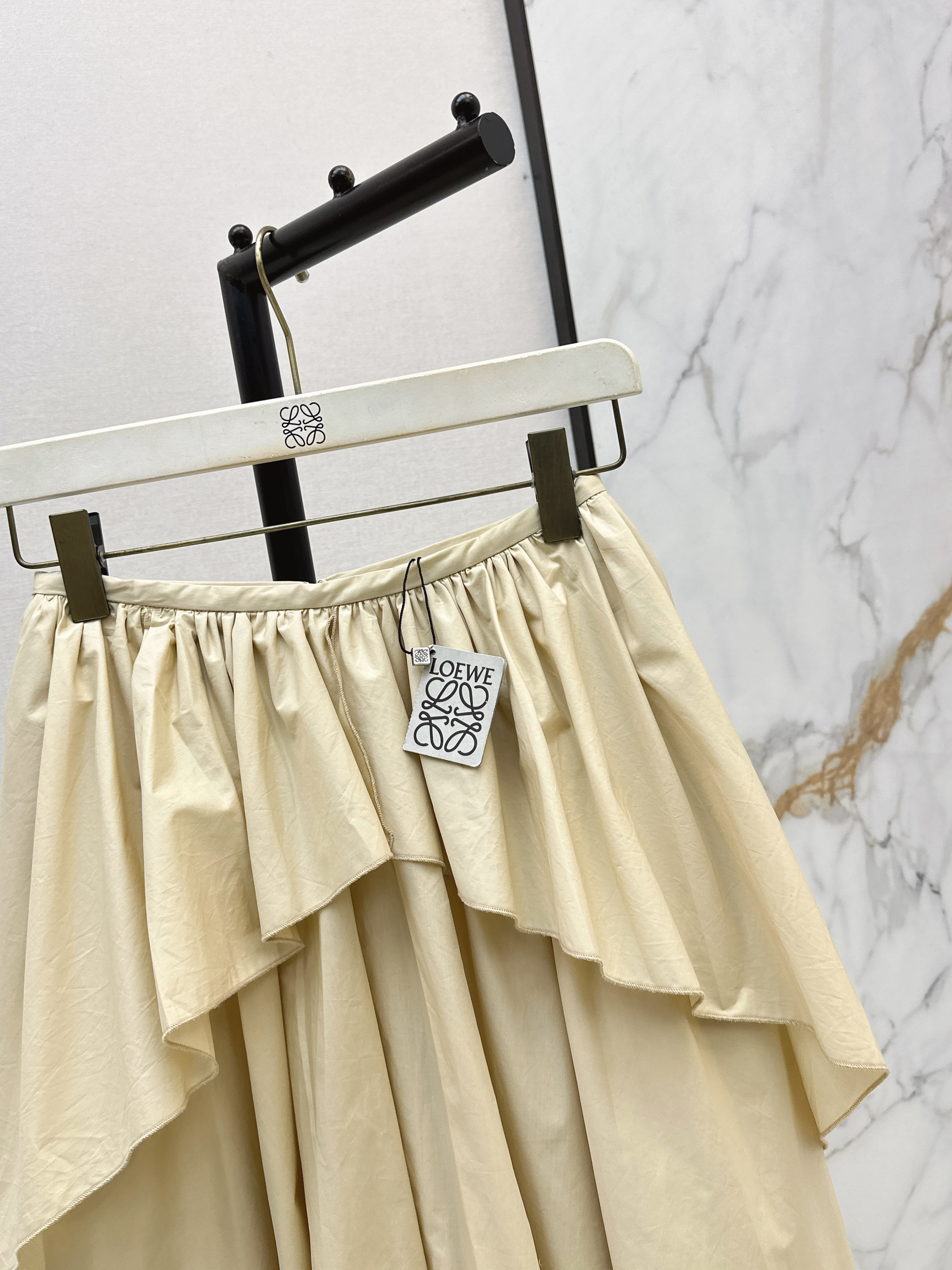 Loe 26ss asymmetric ruffle skirt