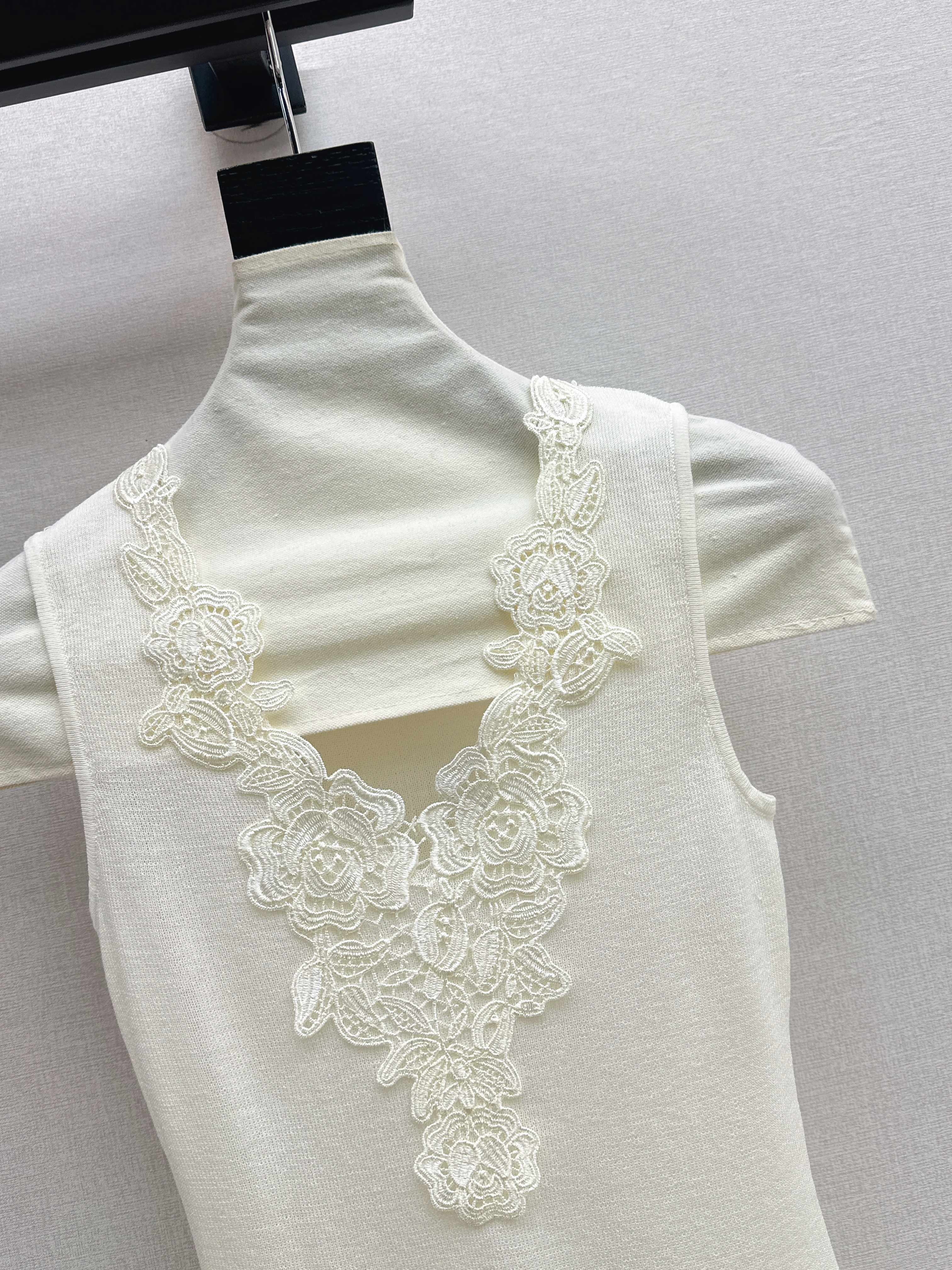 Chol 26ss lace contrac sleeveless vest