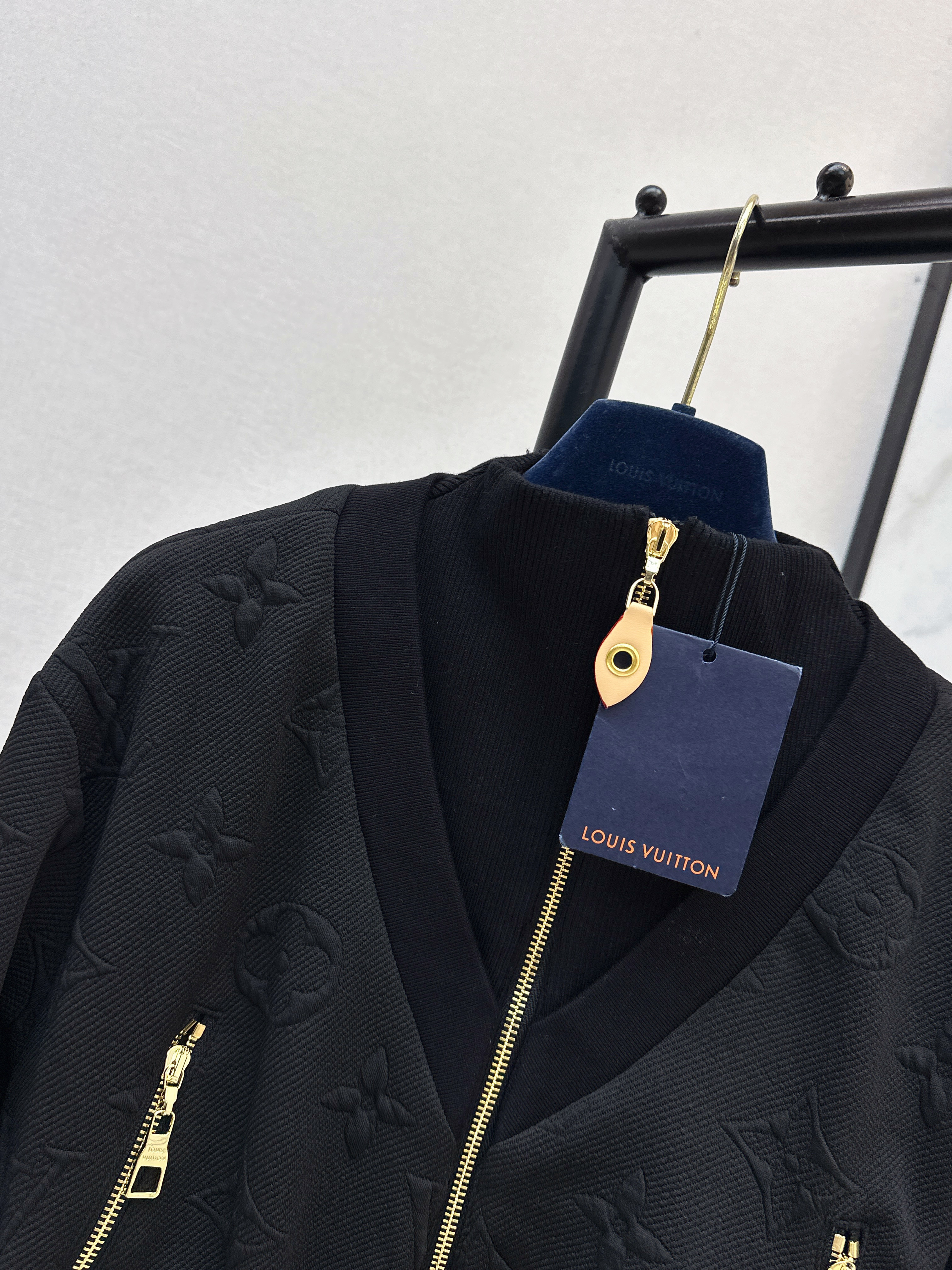 Loui 26ss embossed zip-up peplum jacket