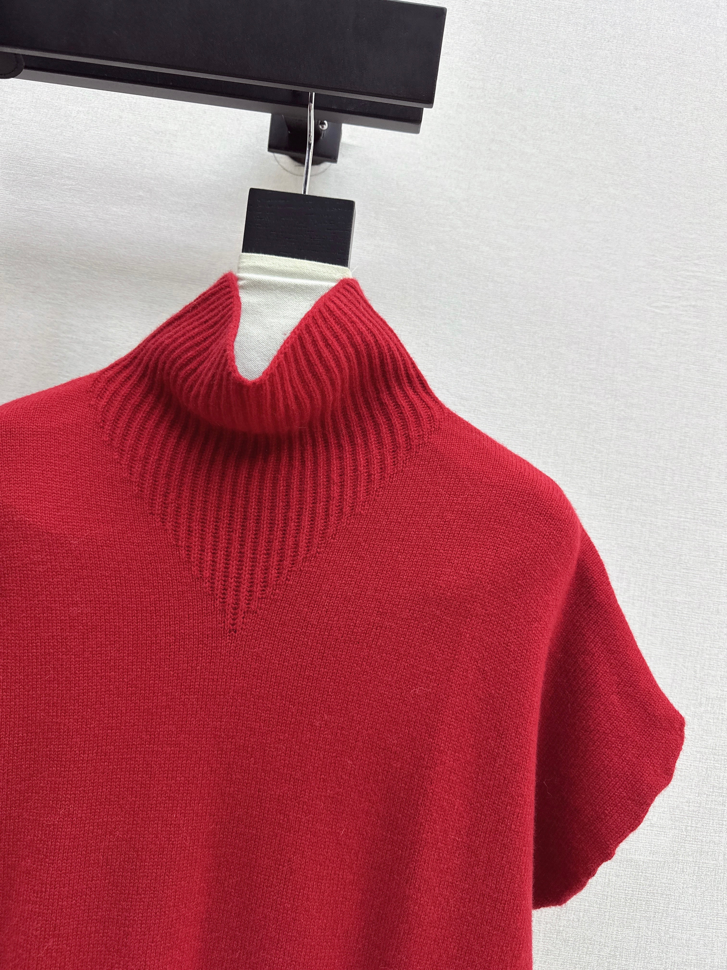 Brun 26ss sleeveless sweater with belted