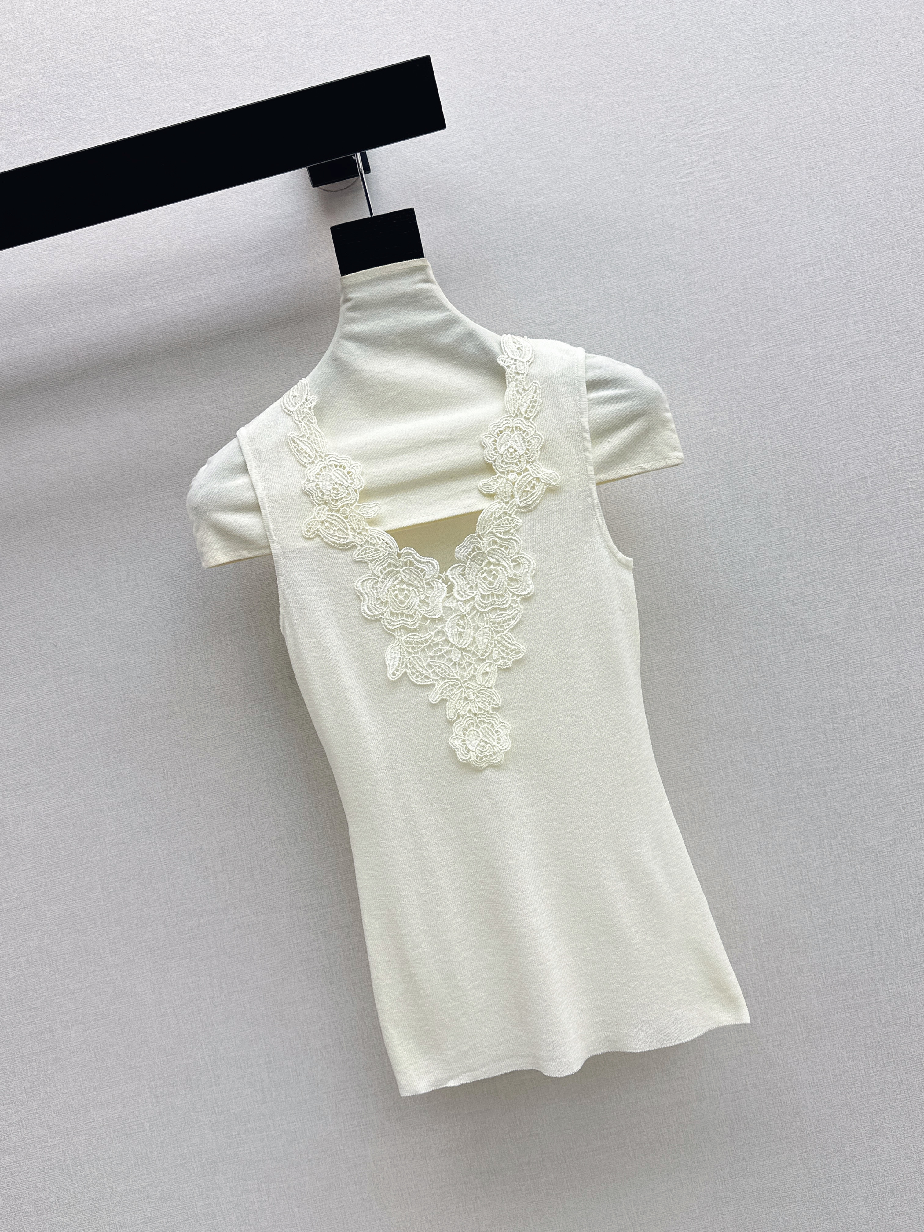 Chol 26ss lace contrac sleeveless vest