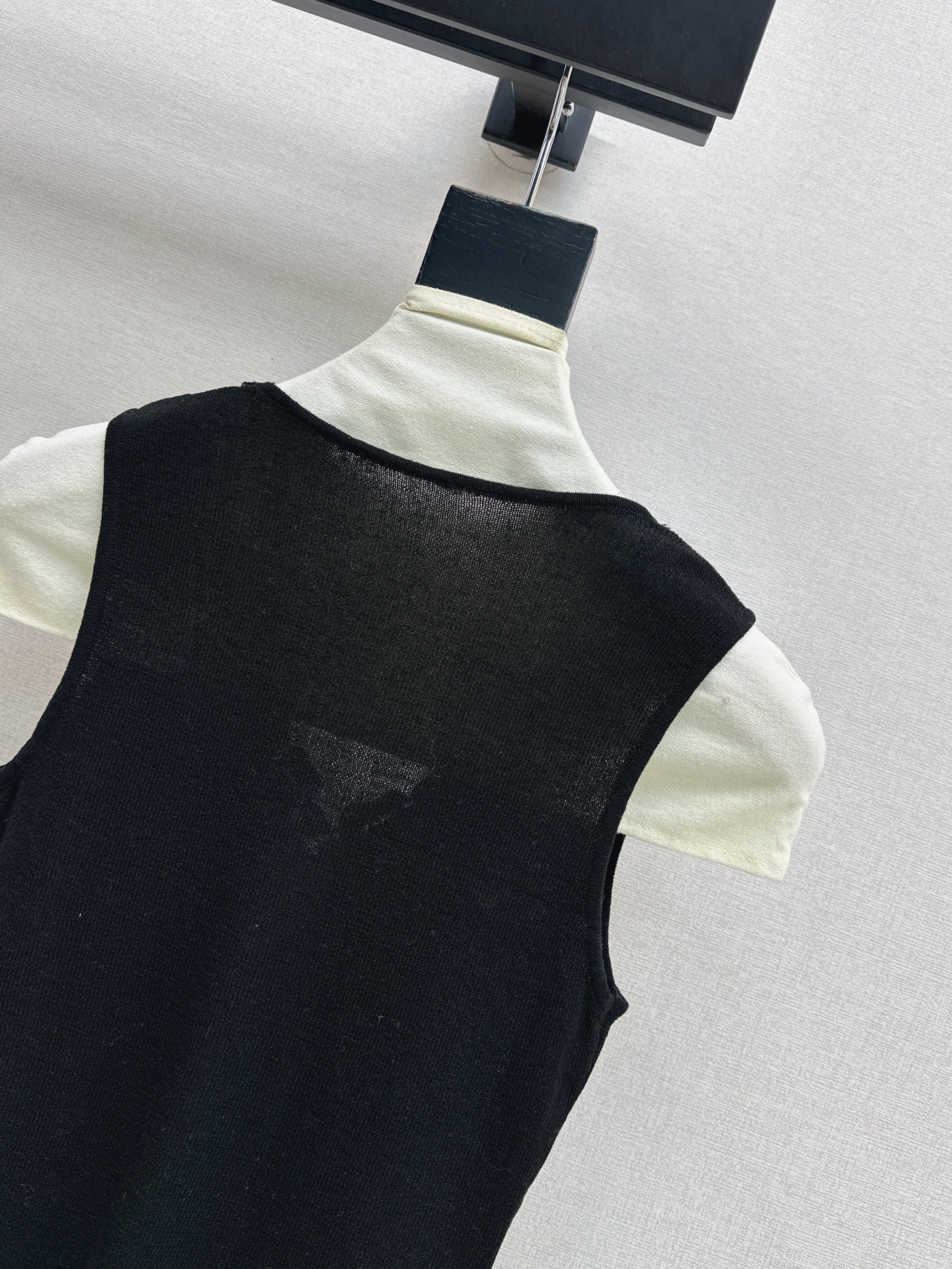 Chol 26ss lace contrac sleeveless vest