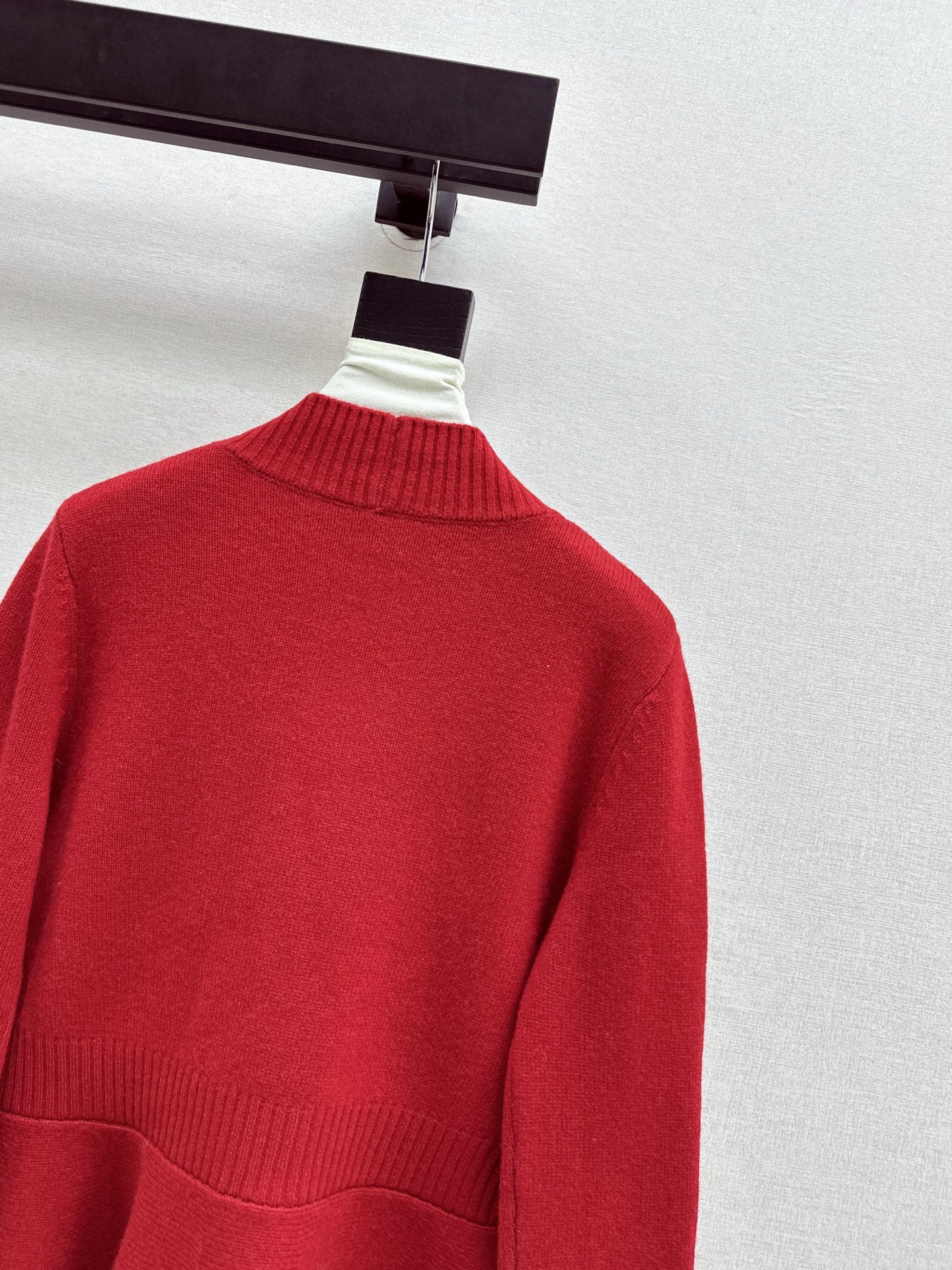 CD 26ss ruffle v-neck sweater