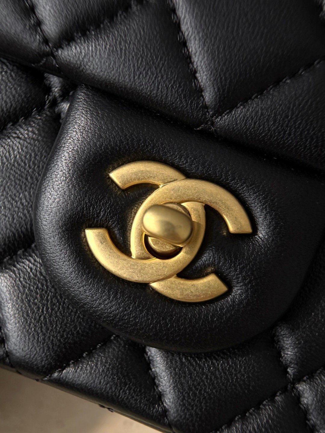 Chan 26ss flap chain bag with gold-tone hardwave
