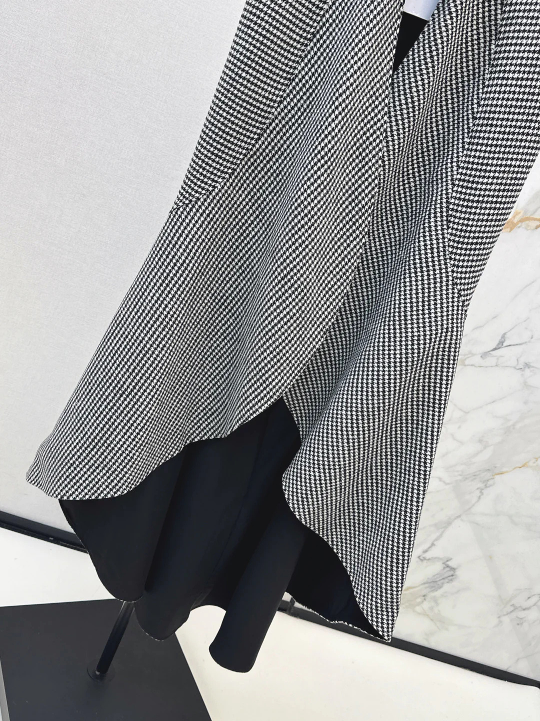 CD 25fw houndstooth cape