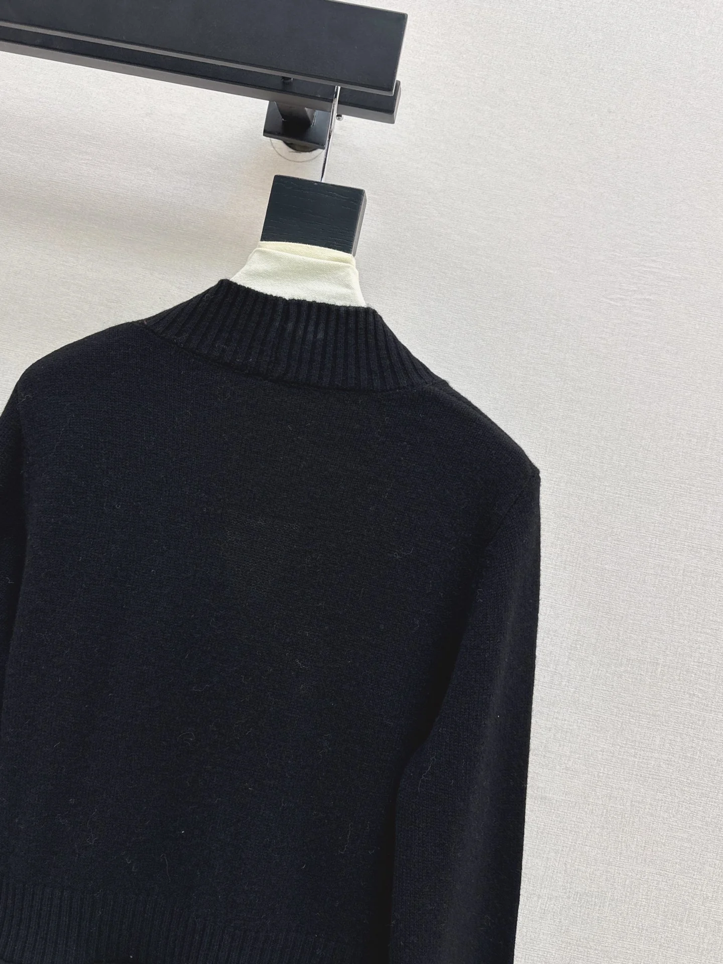 CD 26ss ruffle v-neck sweater