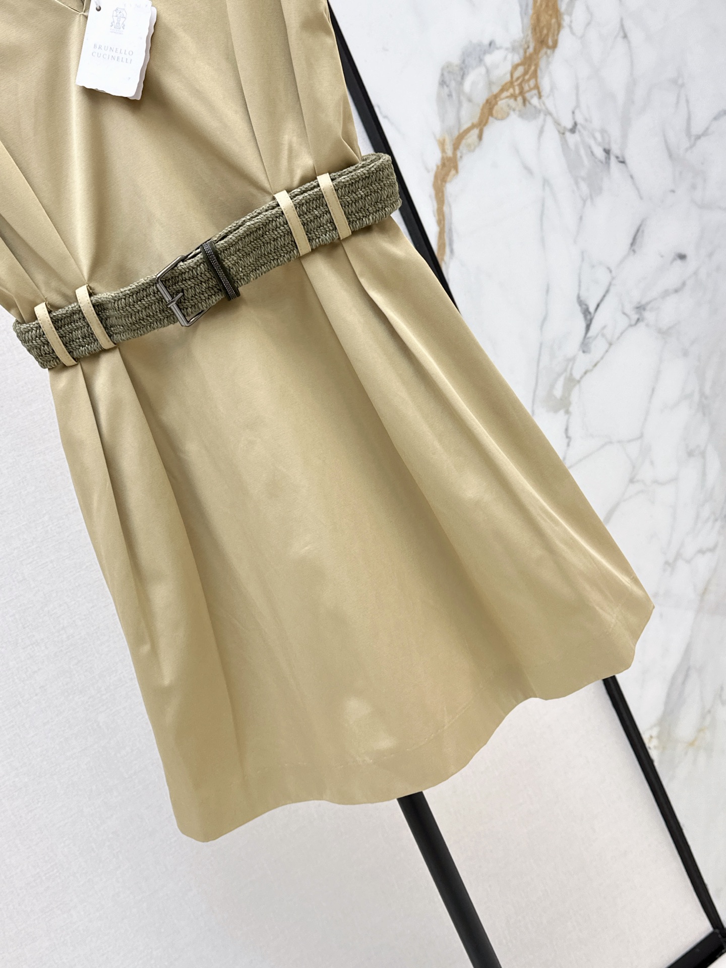 Brun 26ss v-neck sleeveless belted dress
