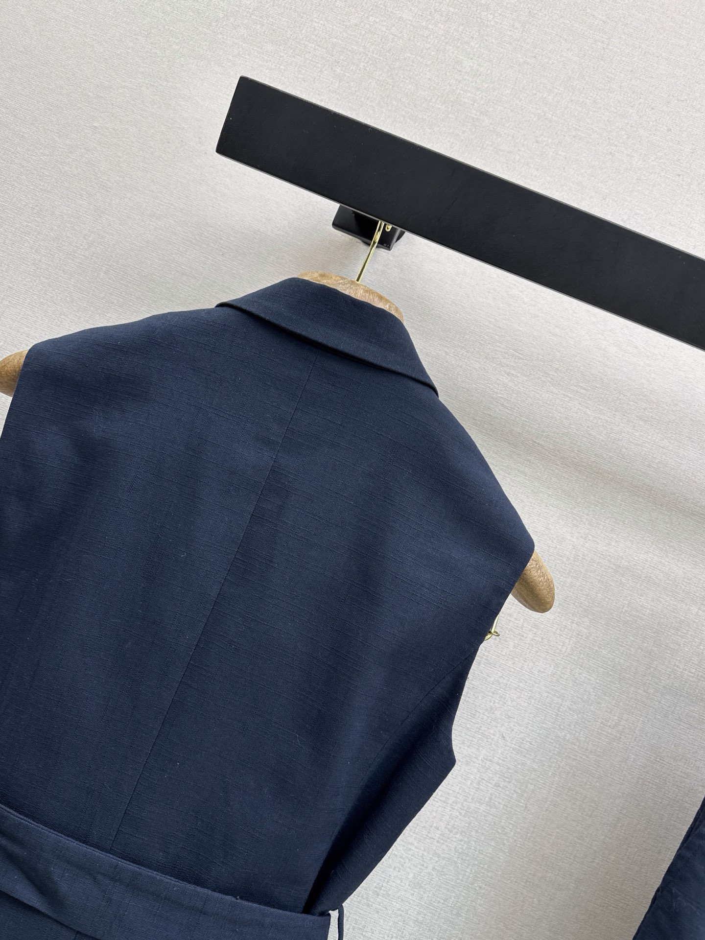 Brun 26ss sleeveless belted shirt