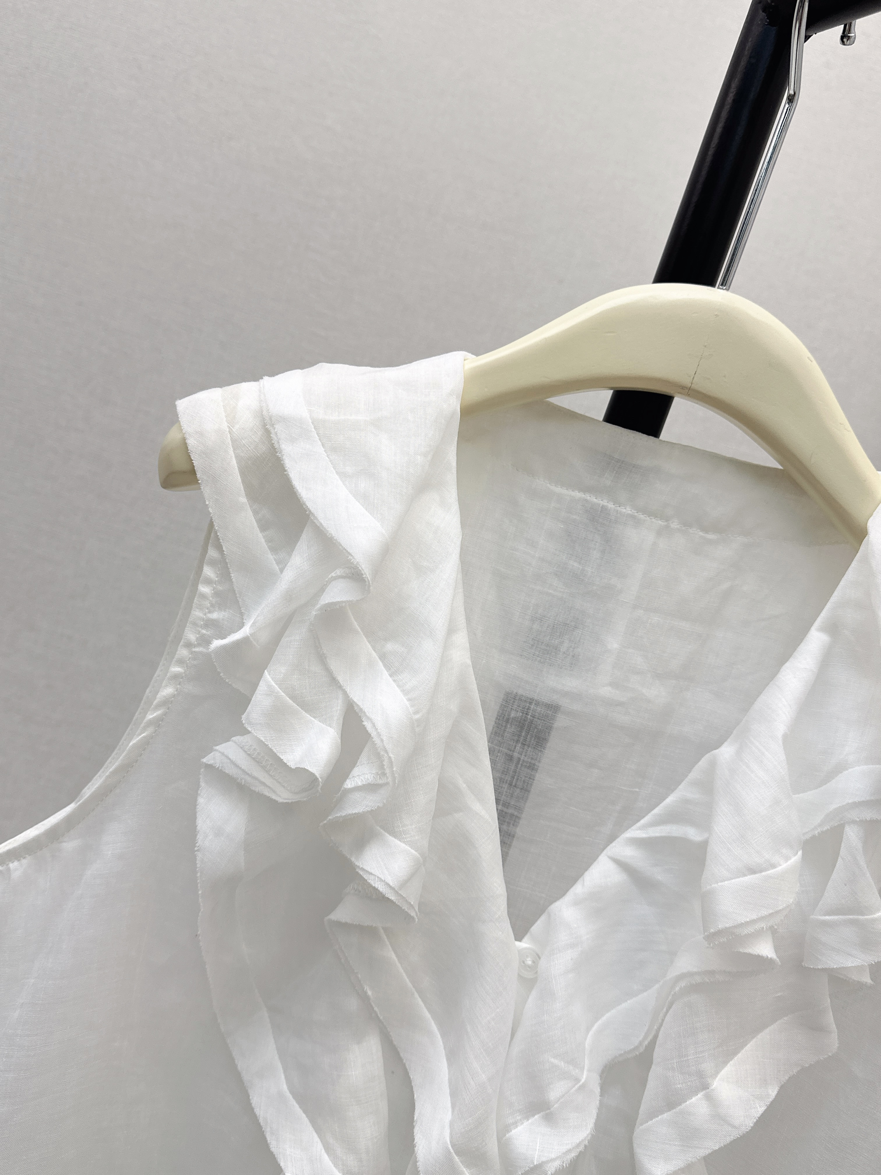 Chol 26ss ruffle sleeveless shirt