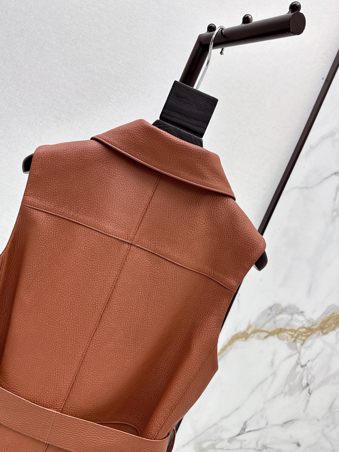 Her 26ss leather vest jacket