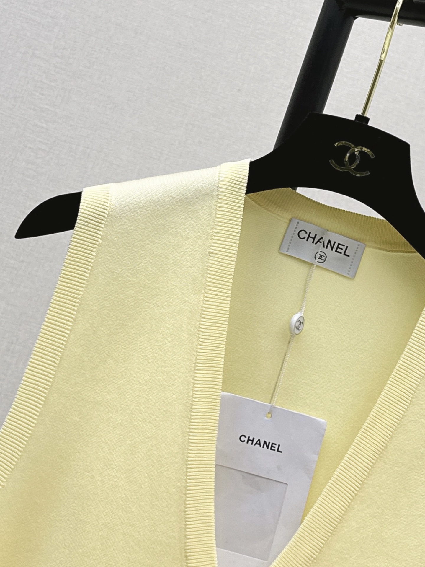 Chan 26ss v-neck sleeveless knitwear