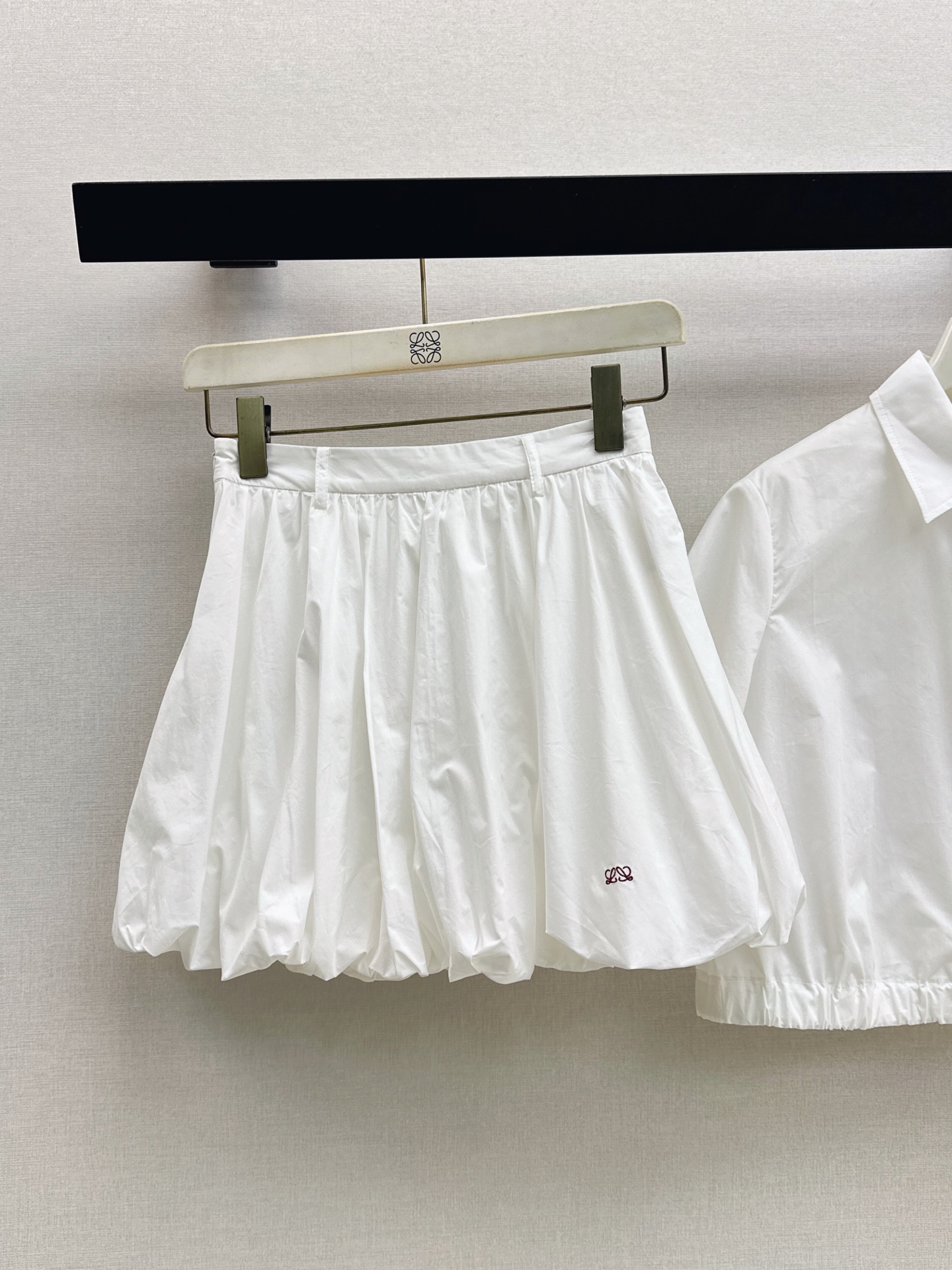 Loe 26ss cropped shirt mini skirt set