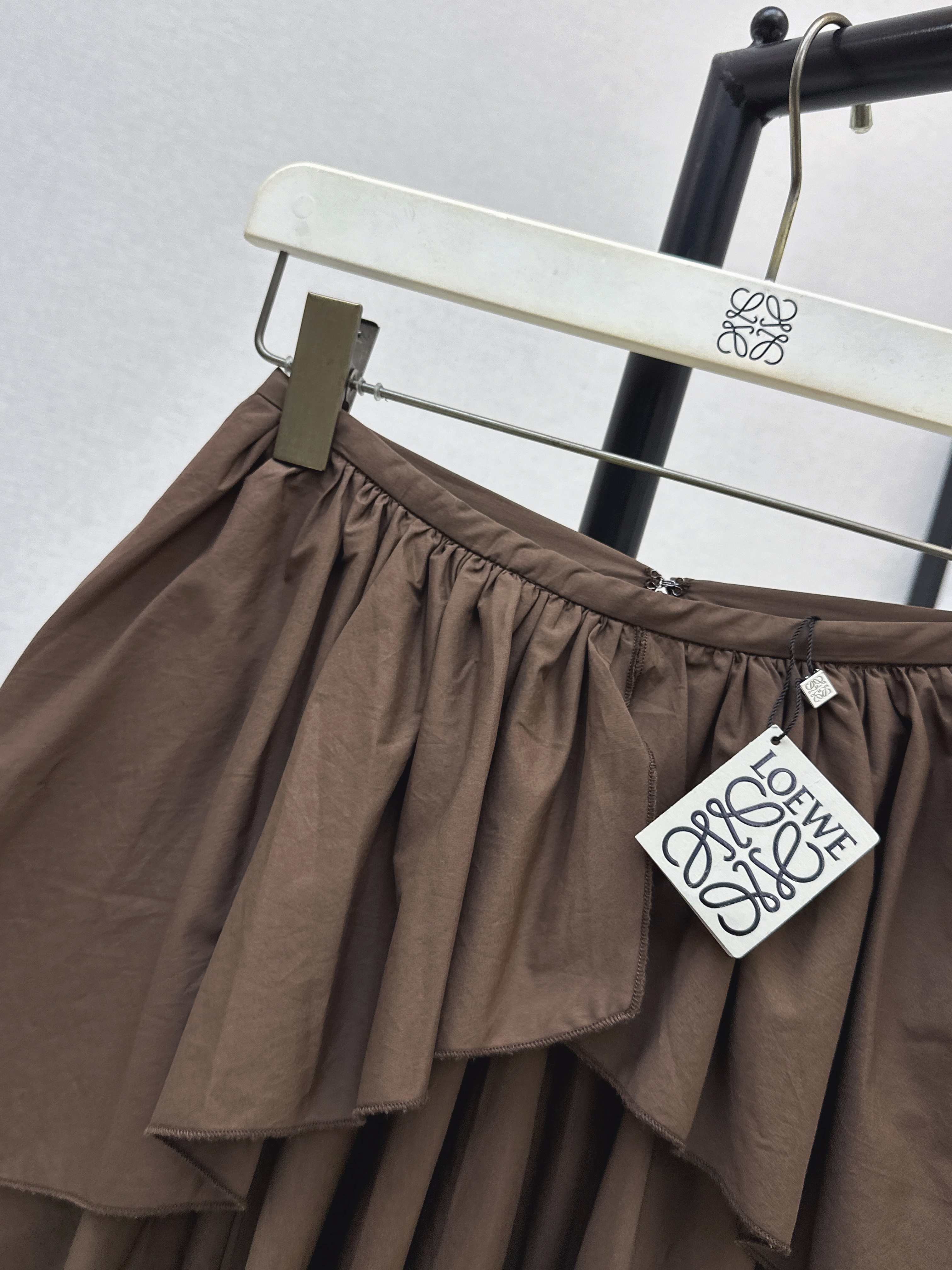 Loe 26ss asymmetric ruffle skirt