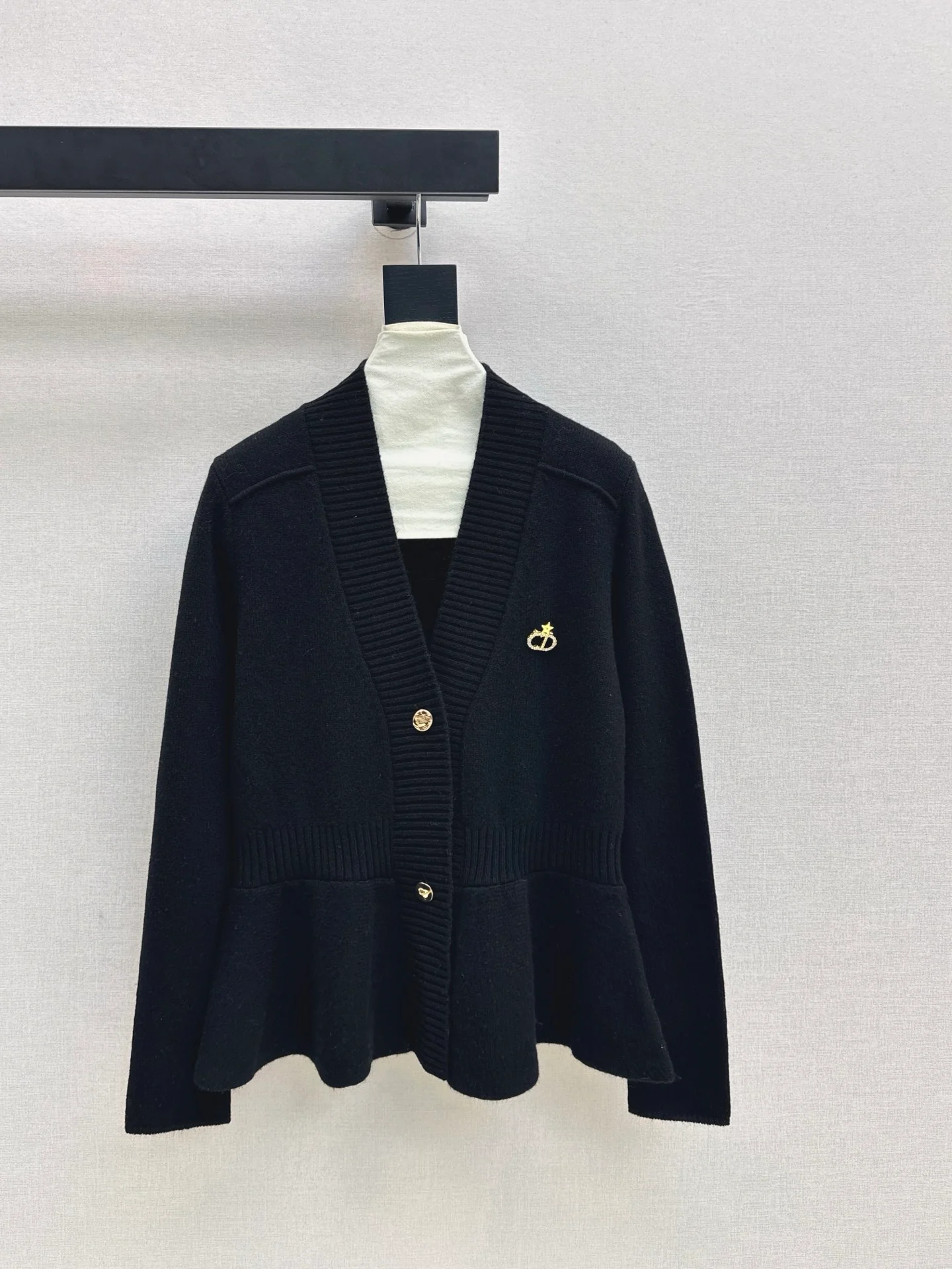 CD 26ss ruffle v-neck sweater