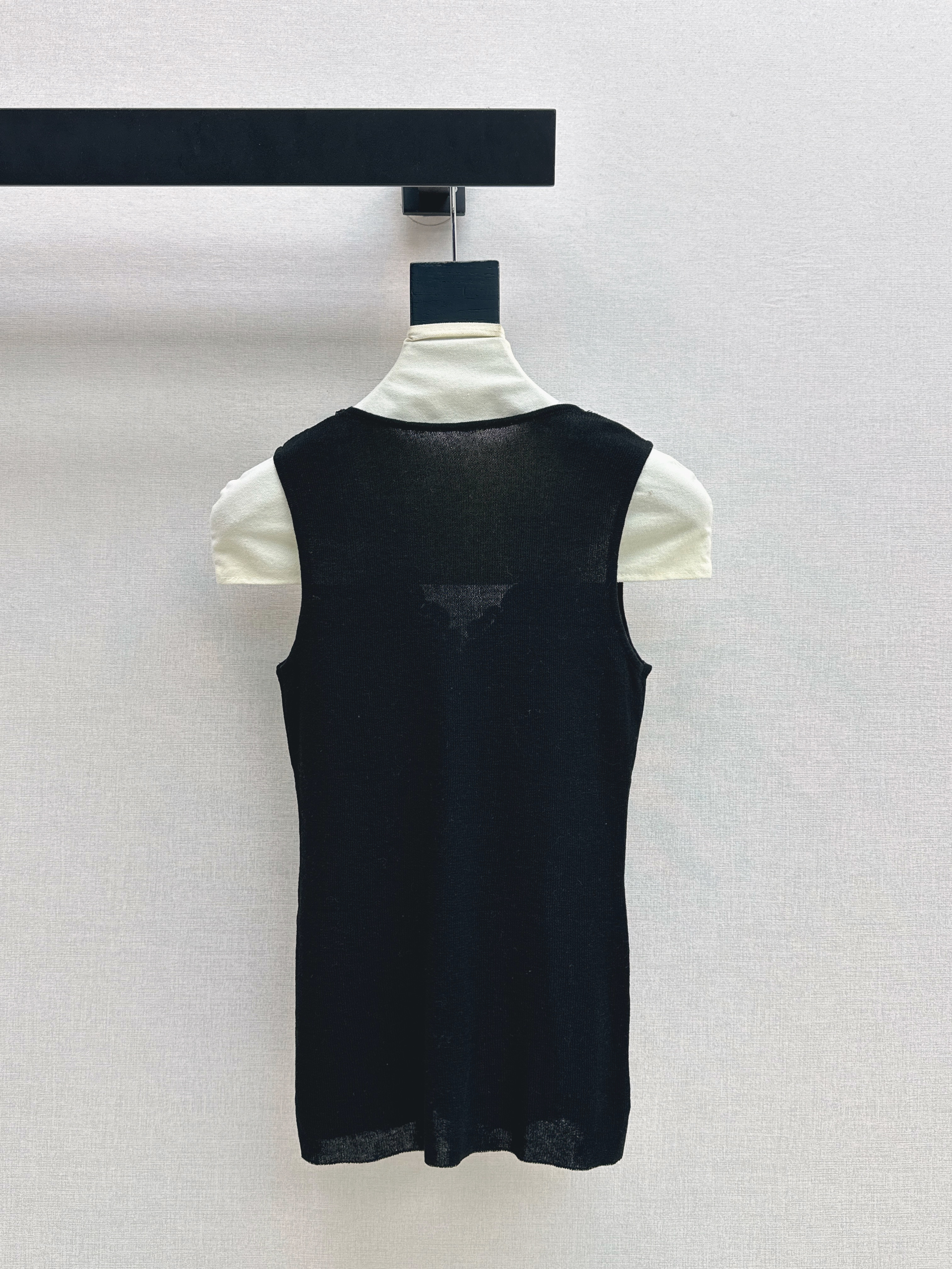 Chol 26ss lace contrac sleeveless vest