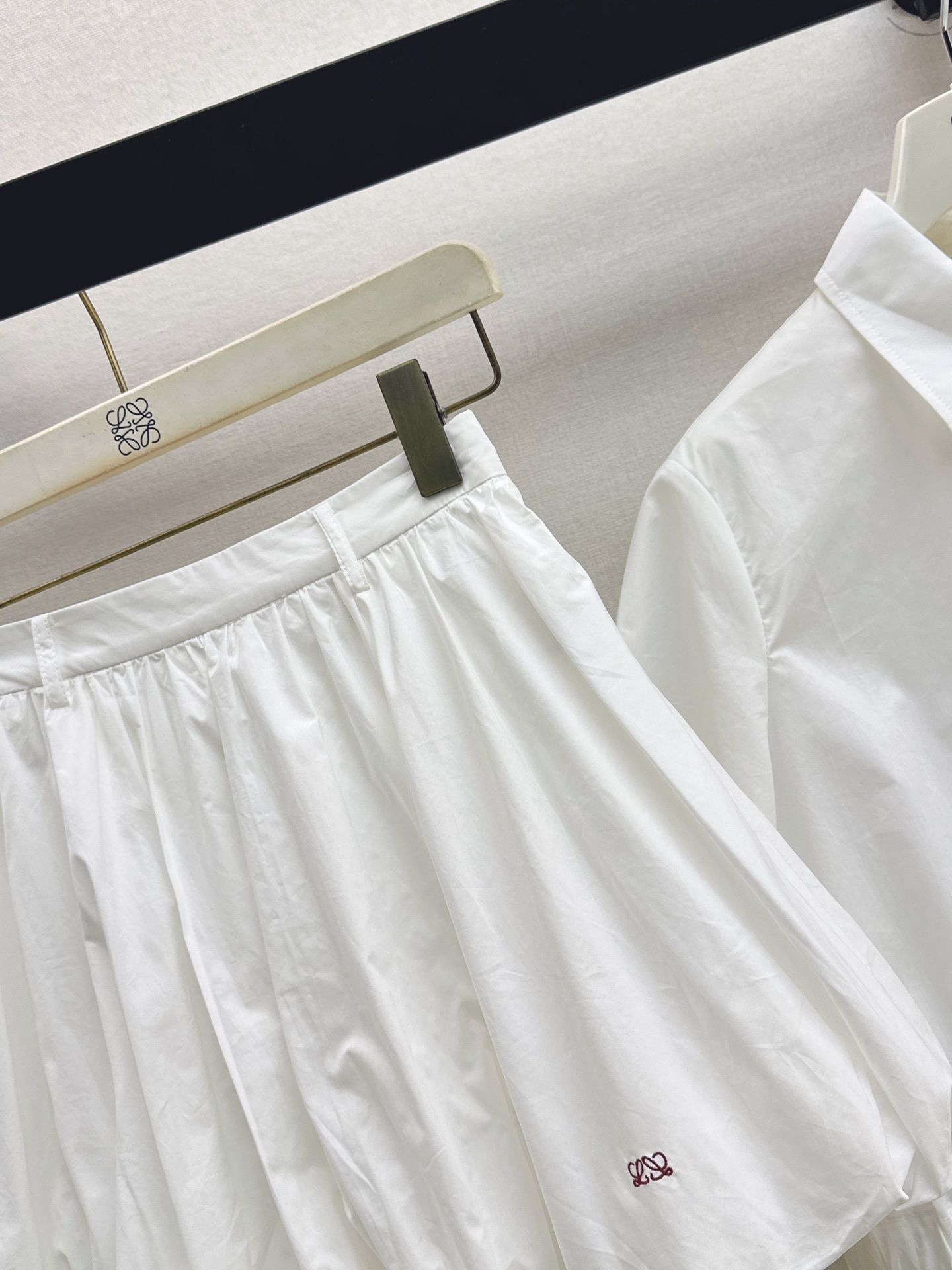 Loe 26ss cropped shirt mini skirt set