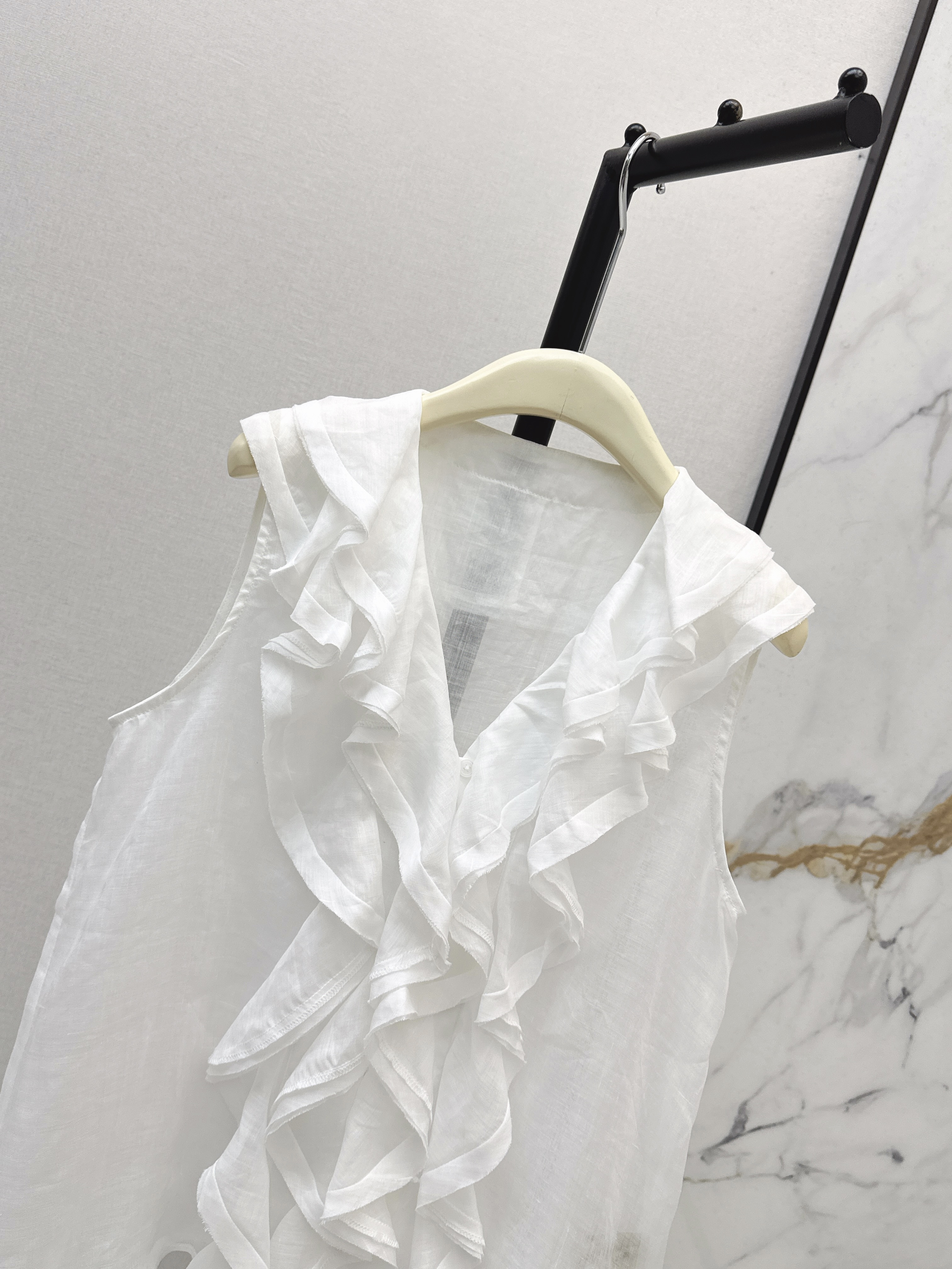 Chol 26ss ruffle sleeveless shirt