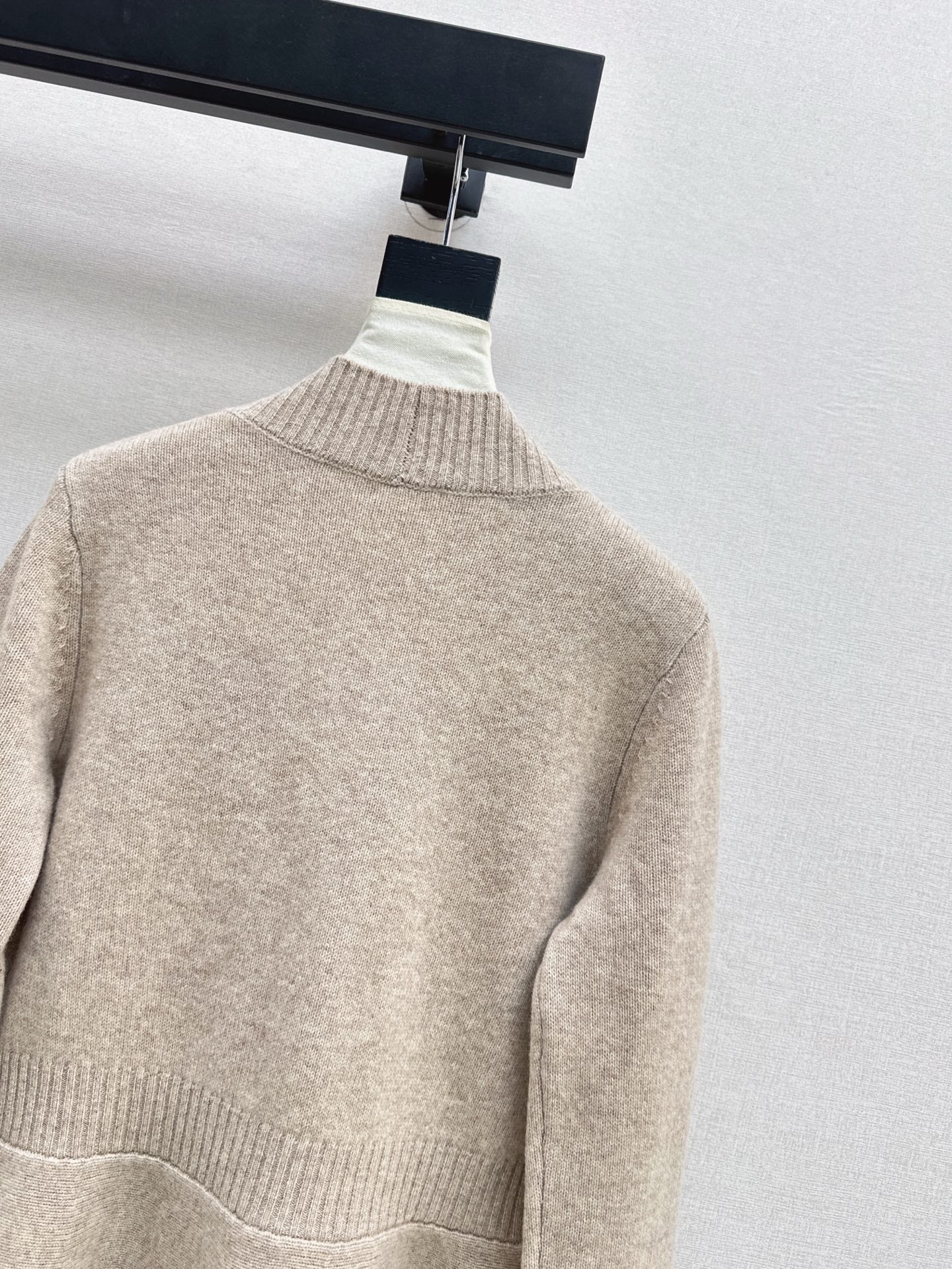 CD 26ss ruffle v-neck sweater