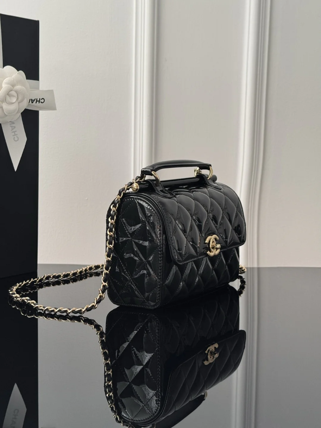 Chan 23K chain shoulder bag