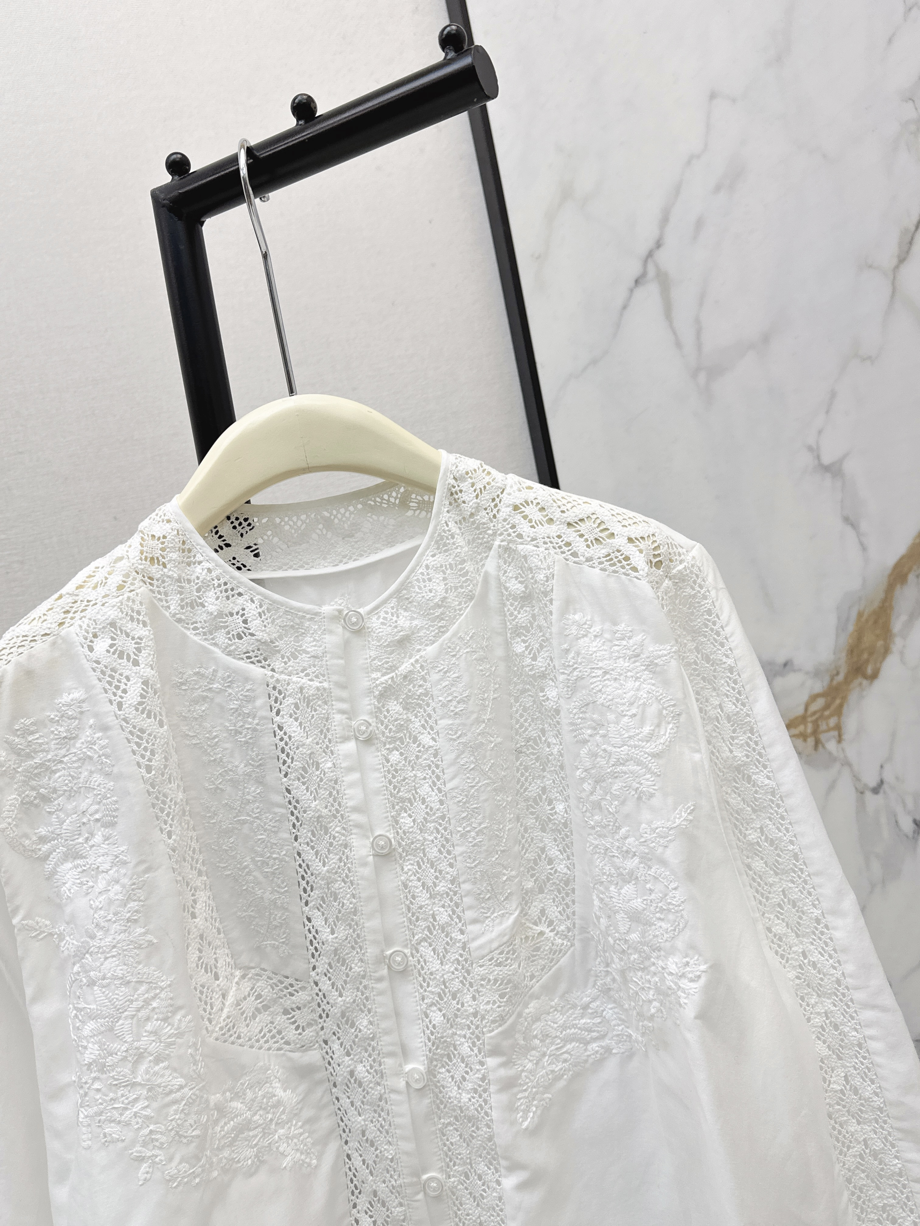 ES 26ss hollow lace top