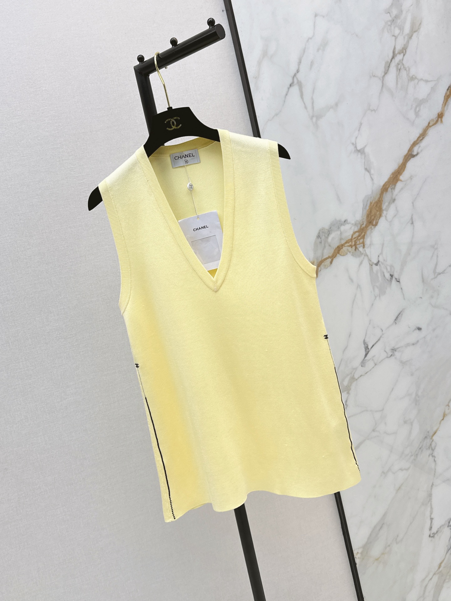 Chan 26ss v-neck sleeveless knitwear