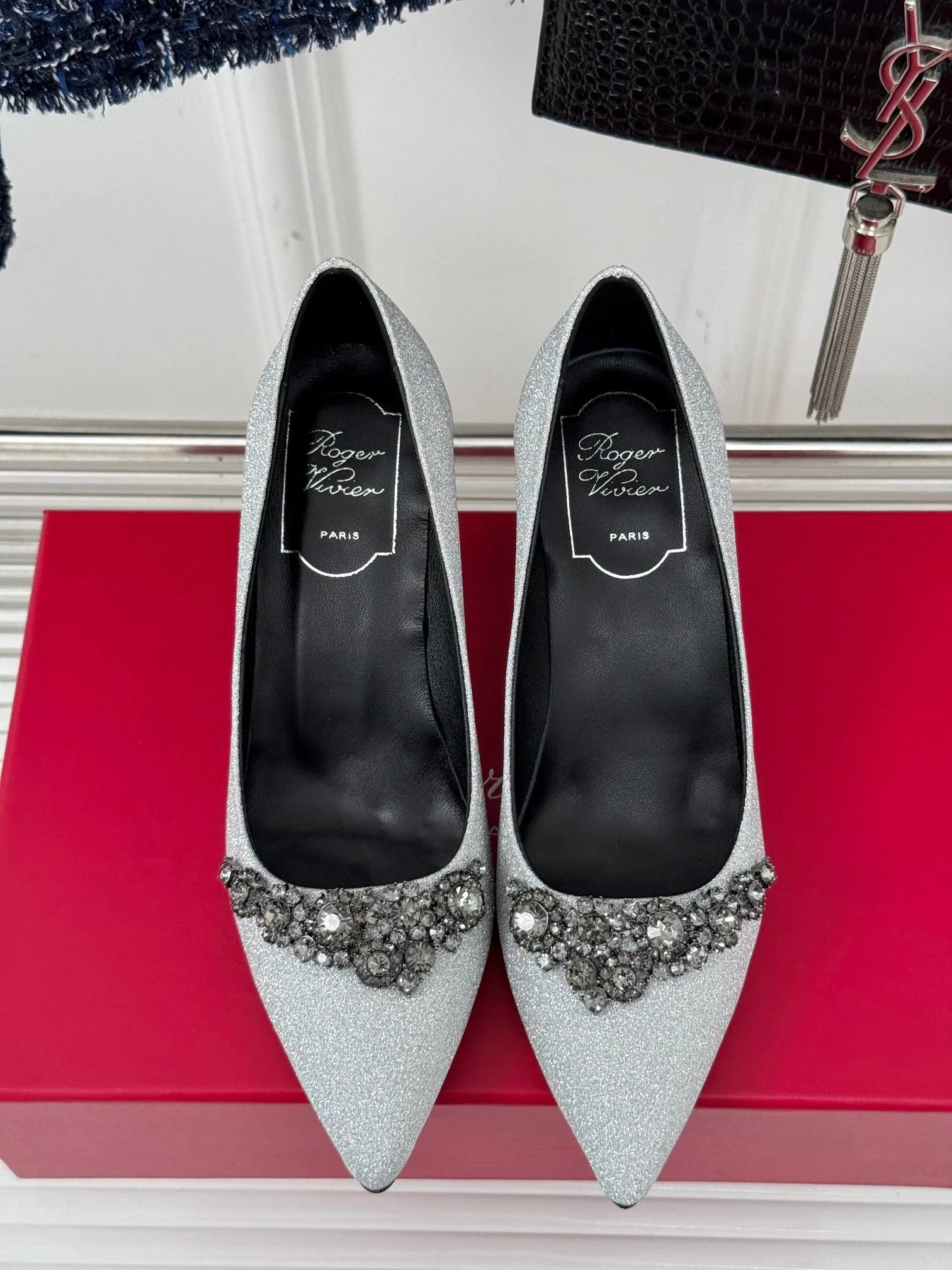 R Vi rhinestone pump