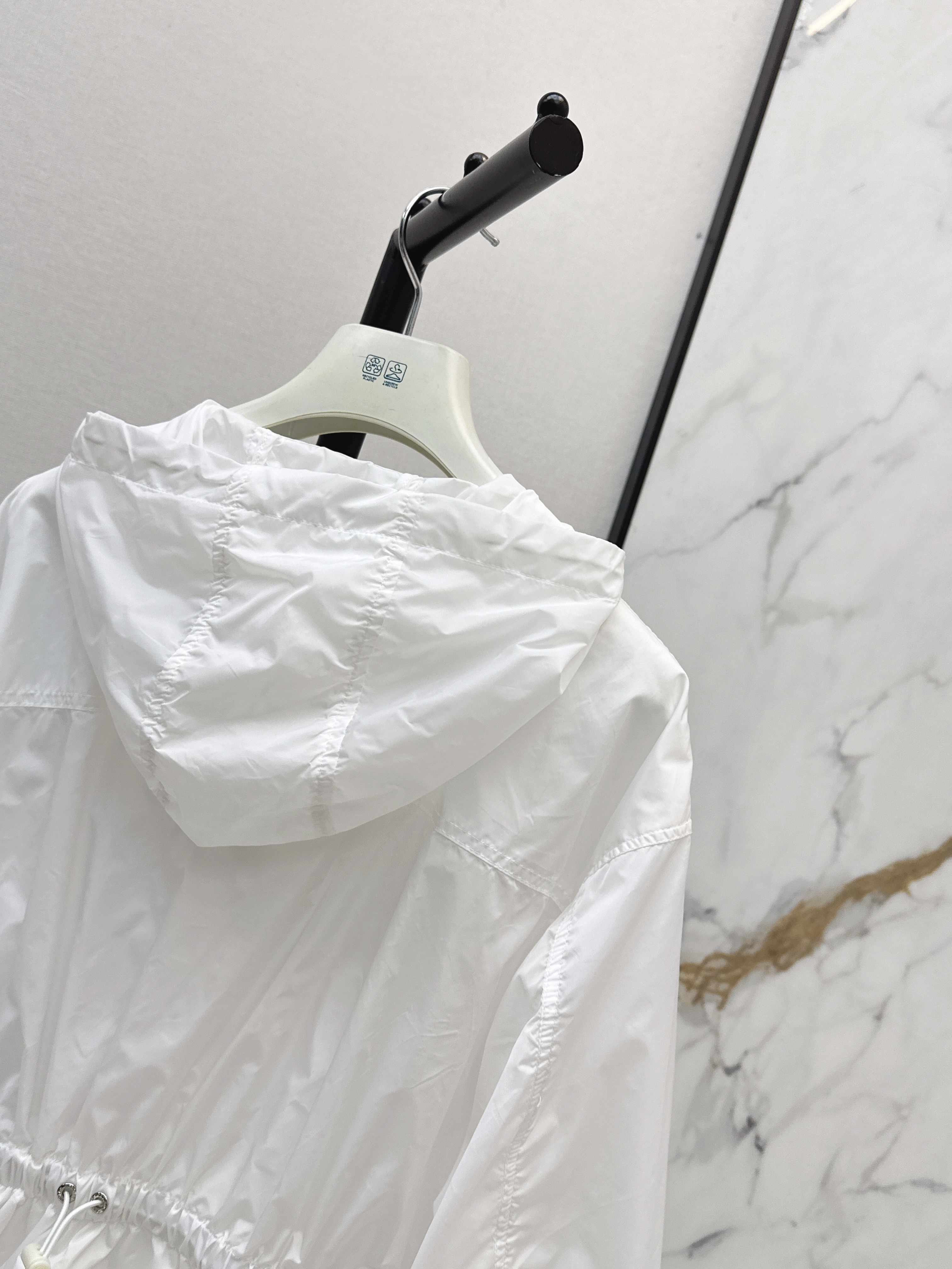 Monc 26ss hodded windbreaker