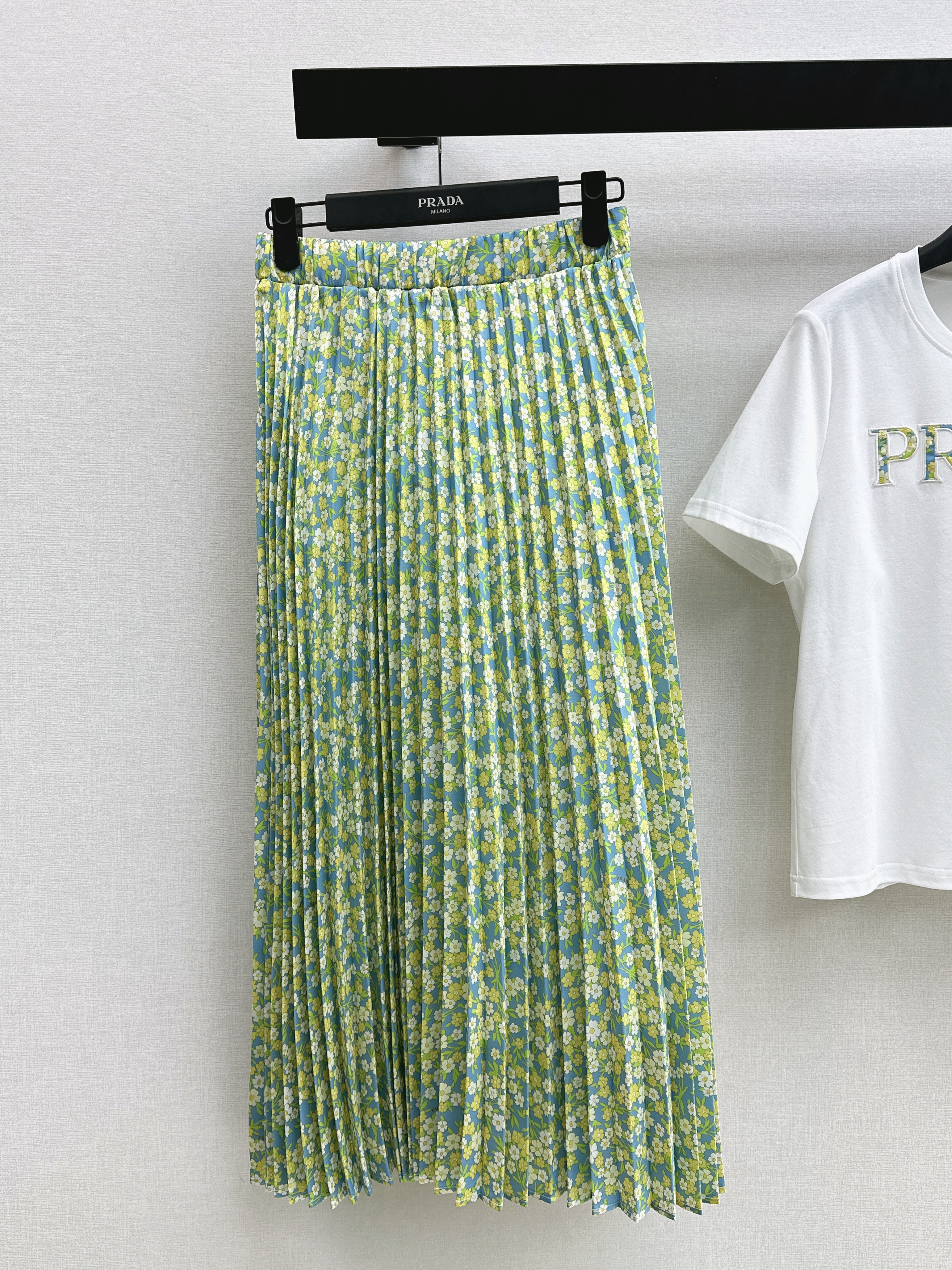 Pra 26ss t-shirt pleated skirt set