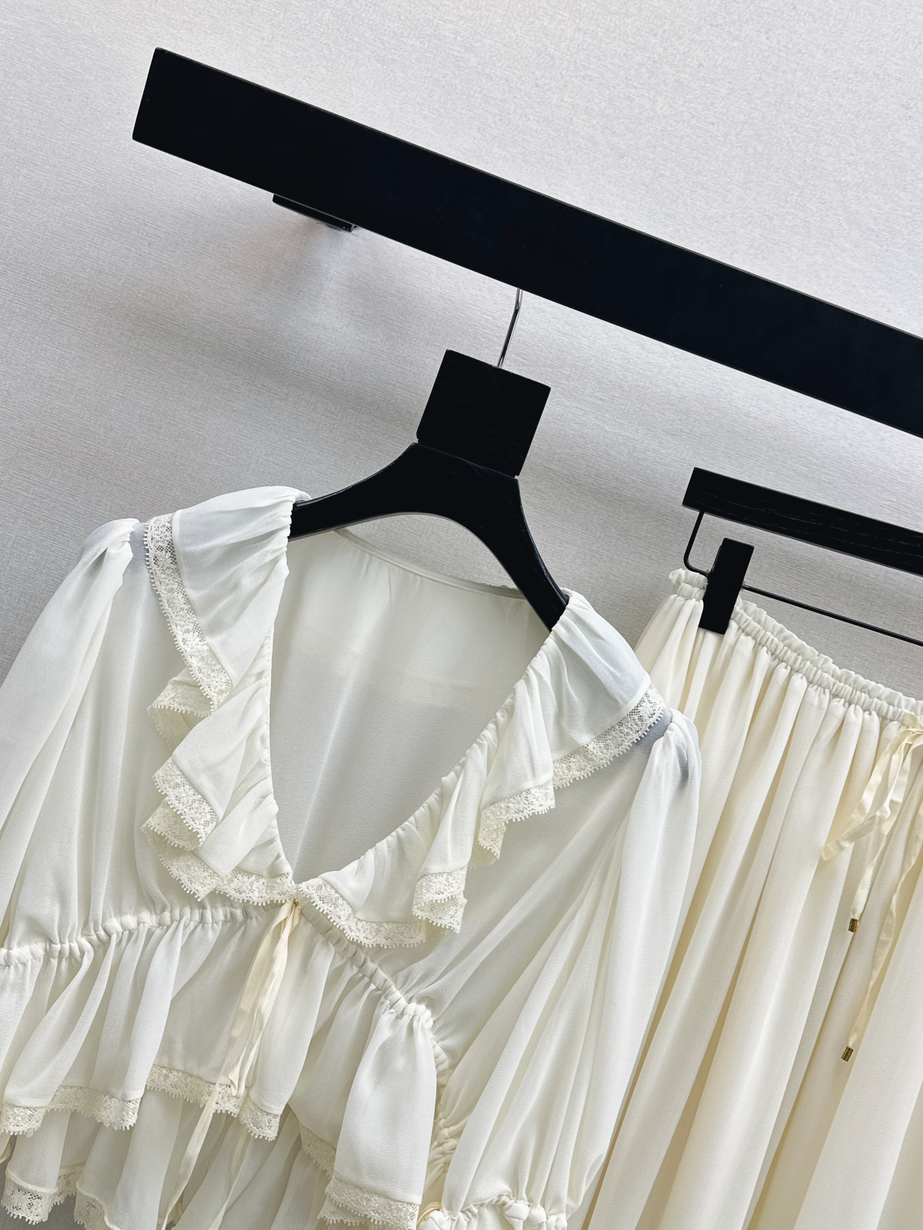 Chol 26ss ruffle top skirt set