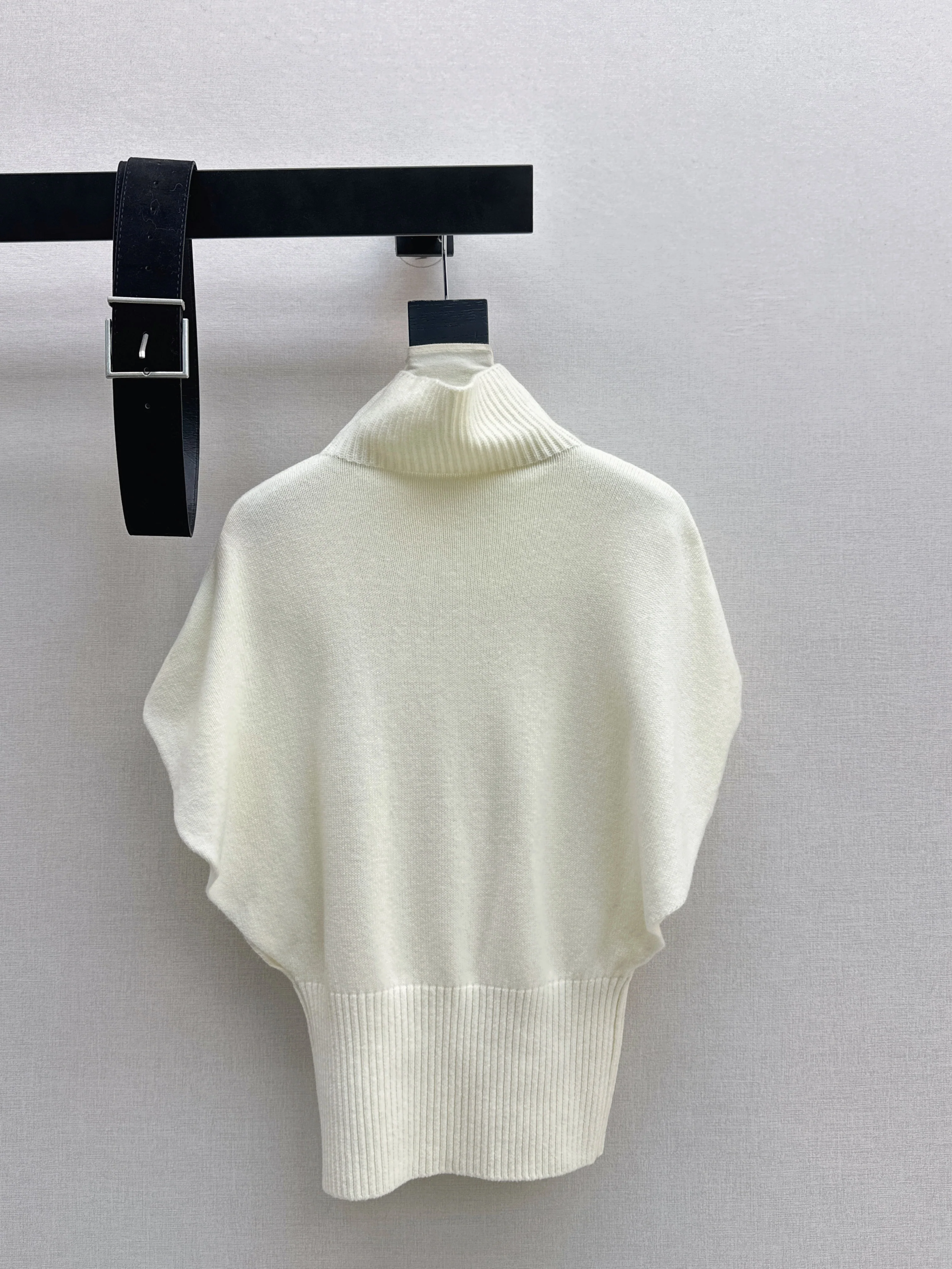 Brun 26ss sleeveless sweater with belted